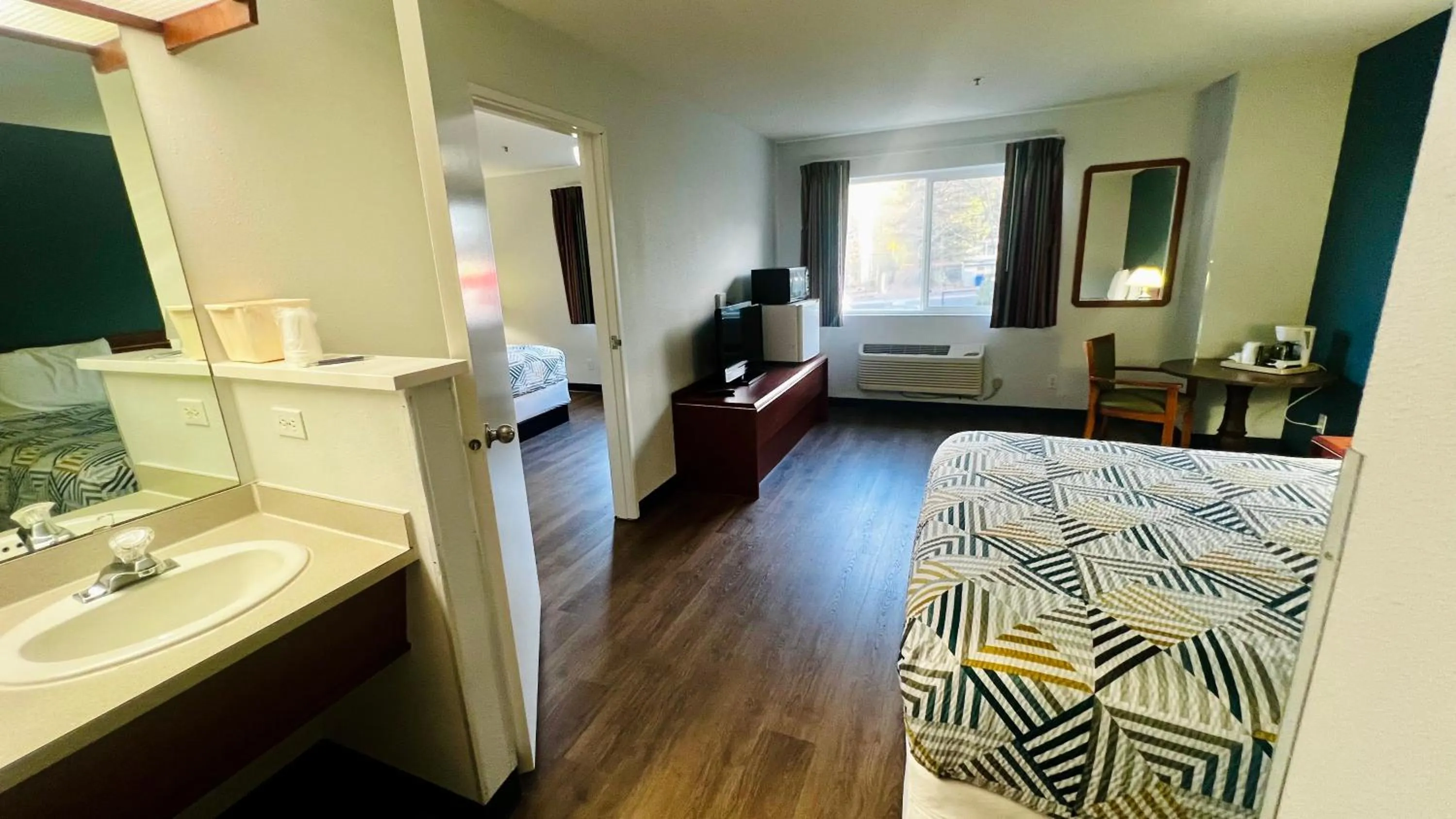 Bedroom, Bed in Studio 6 Suites Portland OR I-5 OHSU