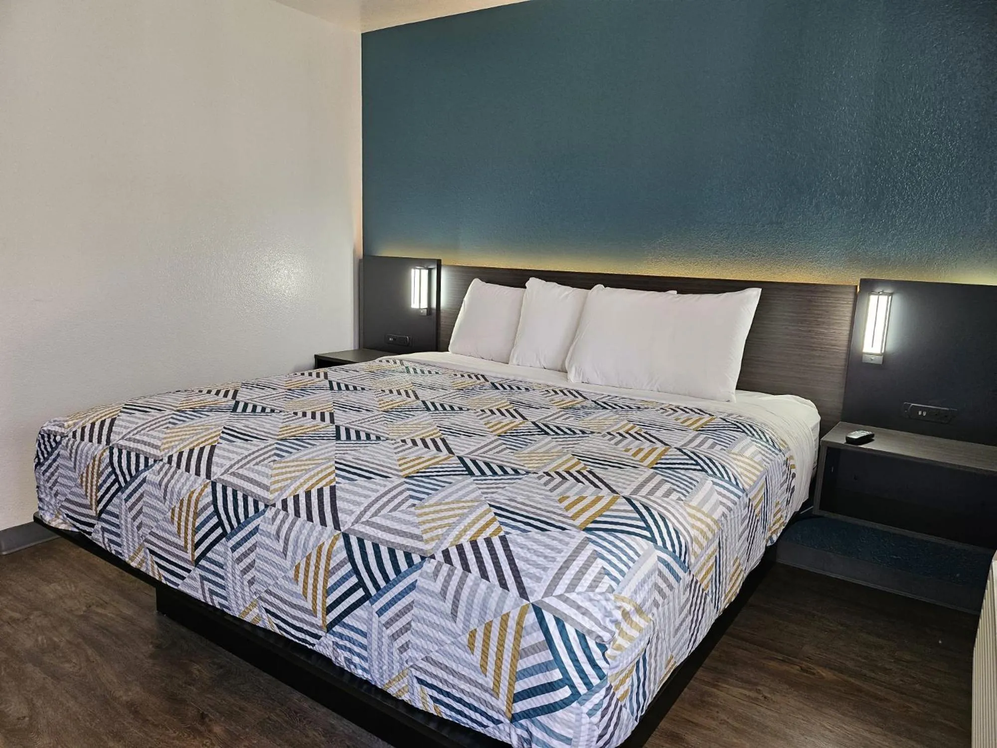 Bedroom, Bed in Motel 6-Westminster, CA - North