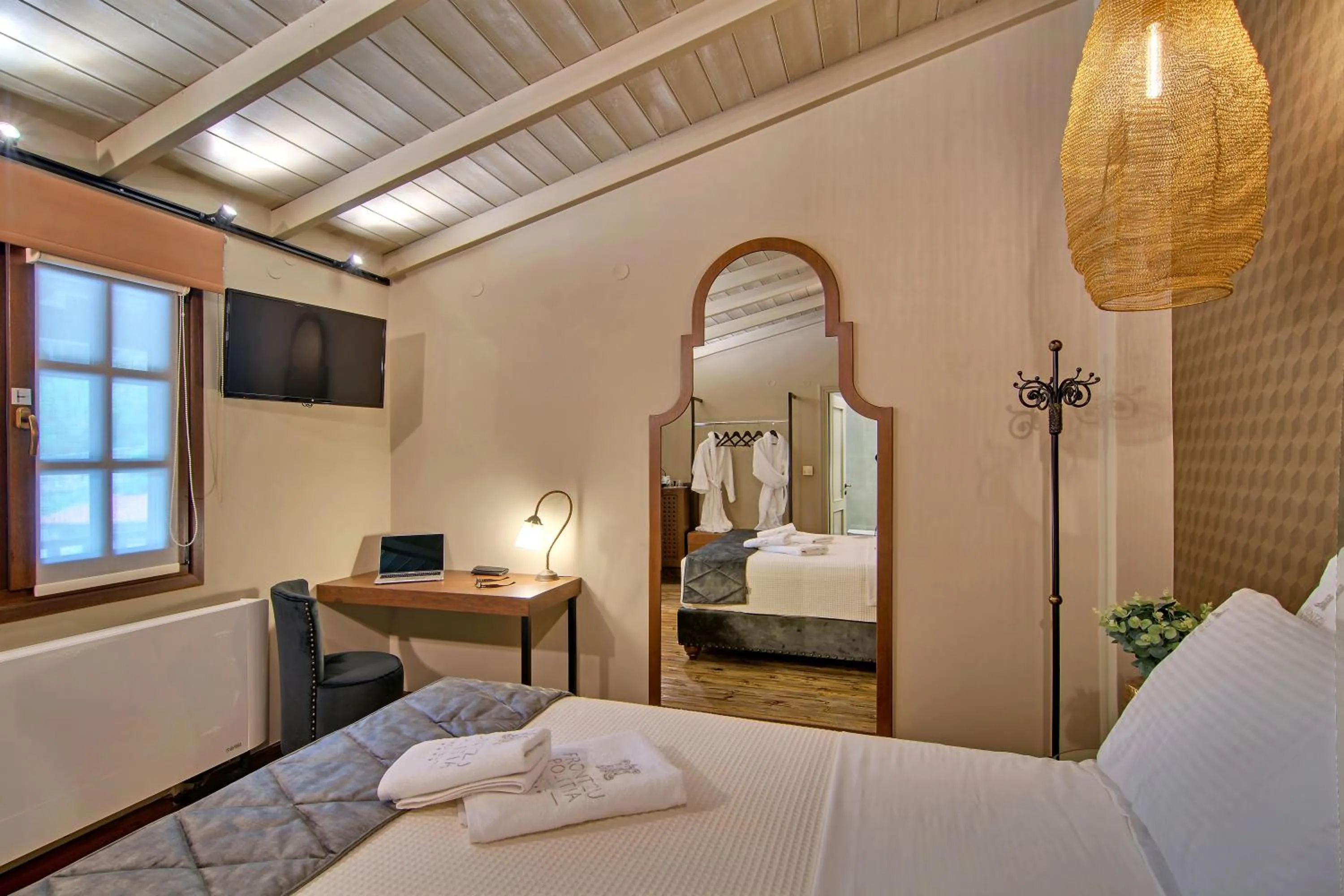 Photo of the whole room, Bed in Frontzu Politia