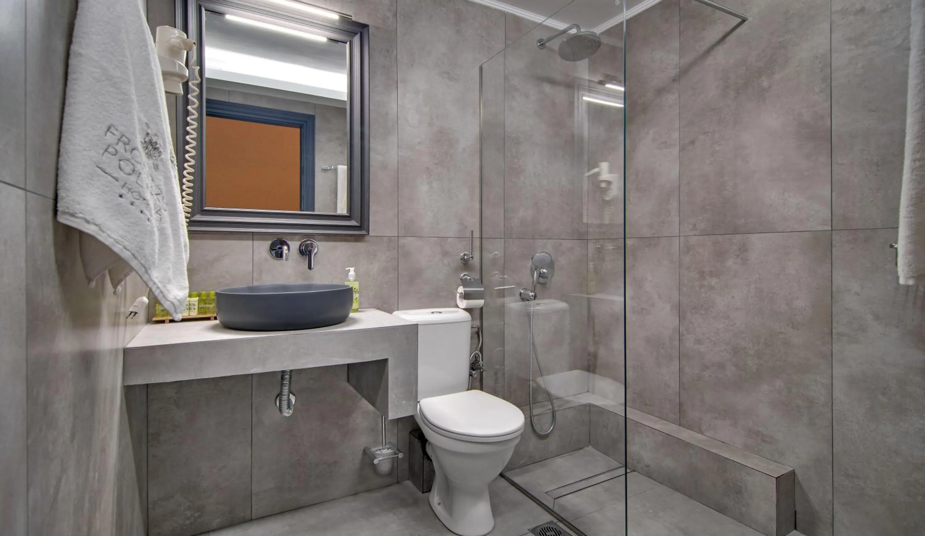 Shower in Frontzu Politia