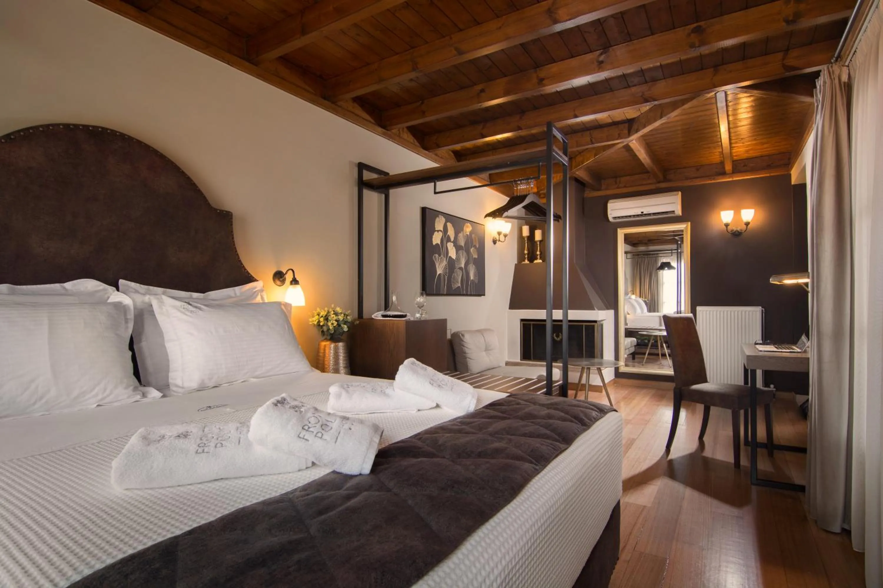 Photo of the whole room, Bed in Frontzu Politia