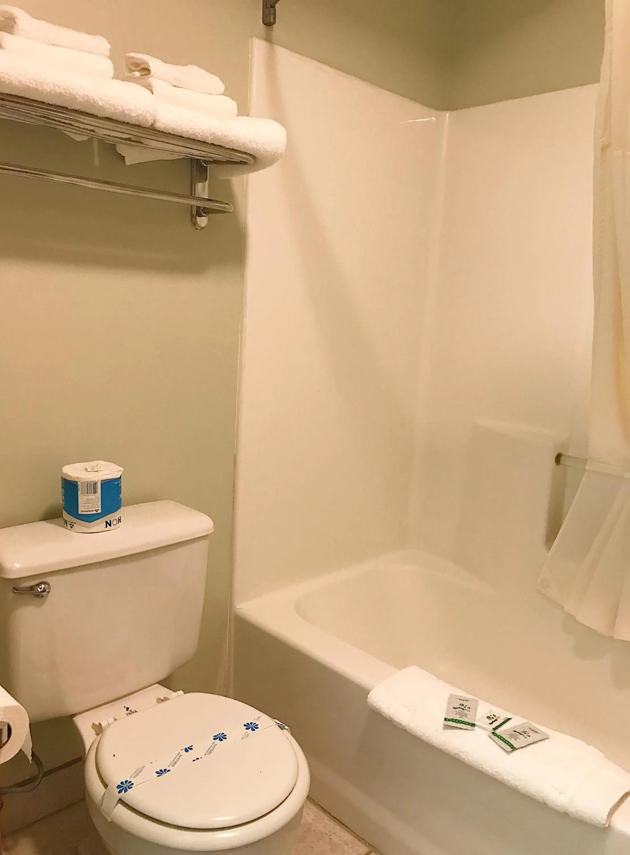 Bathroom in Bay City Inn