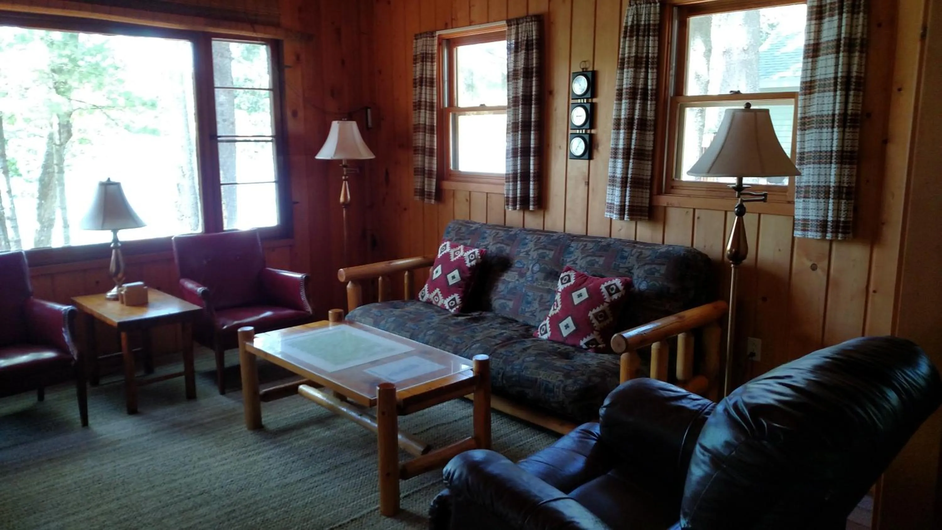 Living room in Log Cottage on Blue Lake