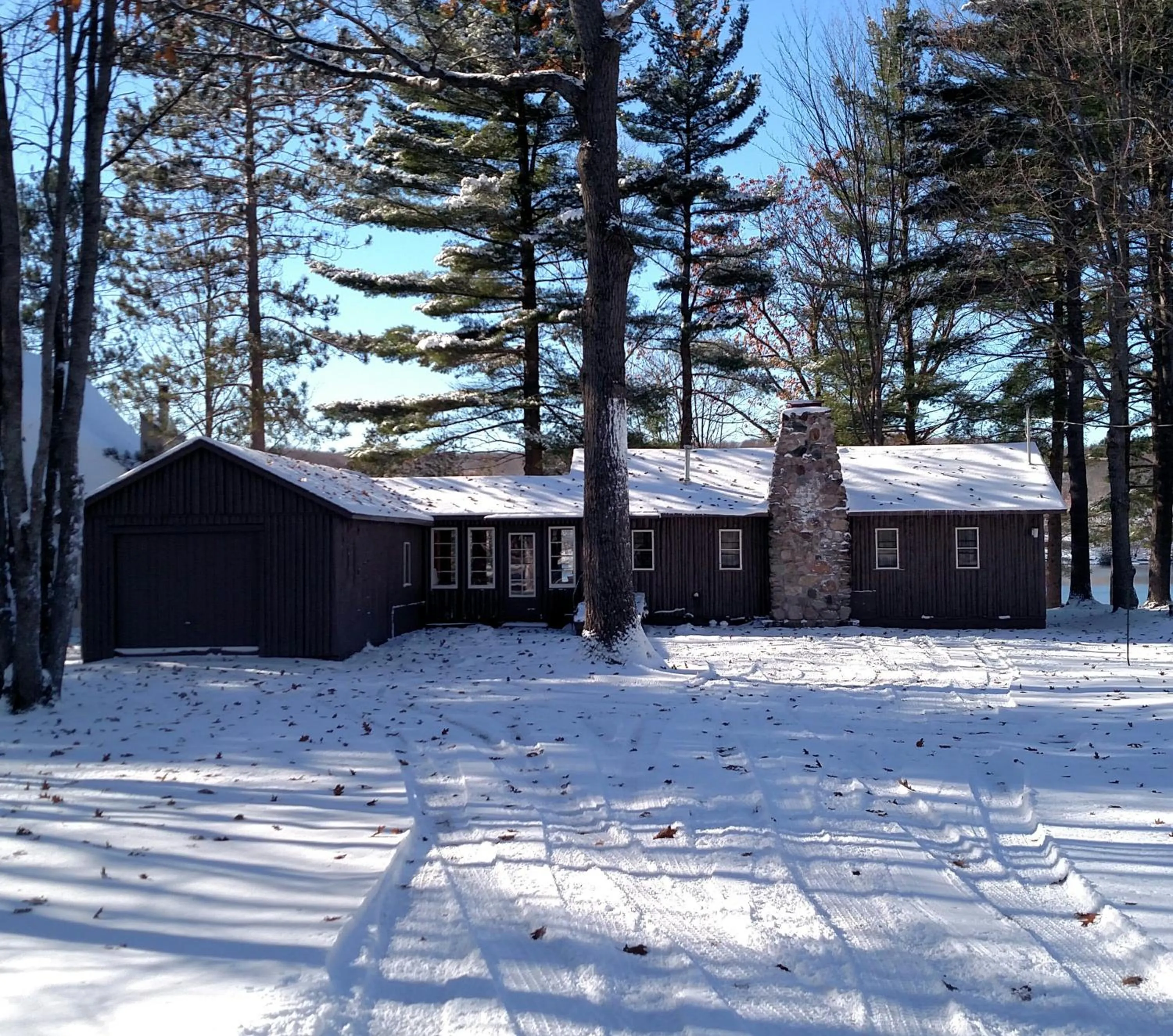 Facade/entrance in Log Cottage on Blue Lake