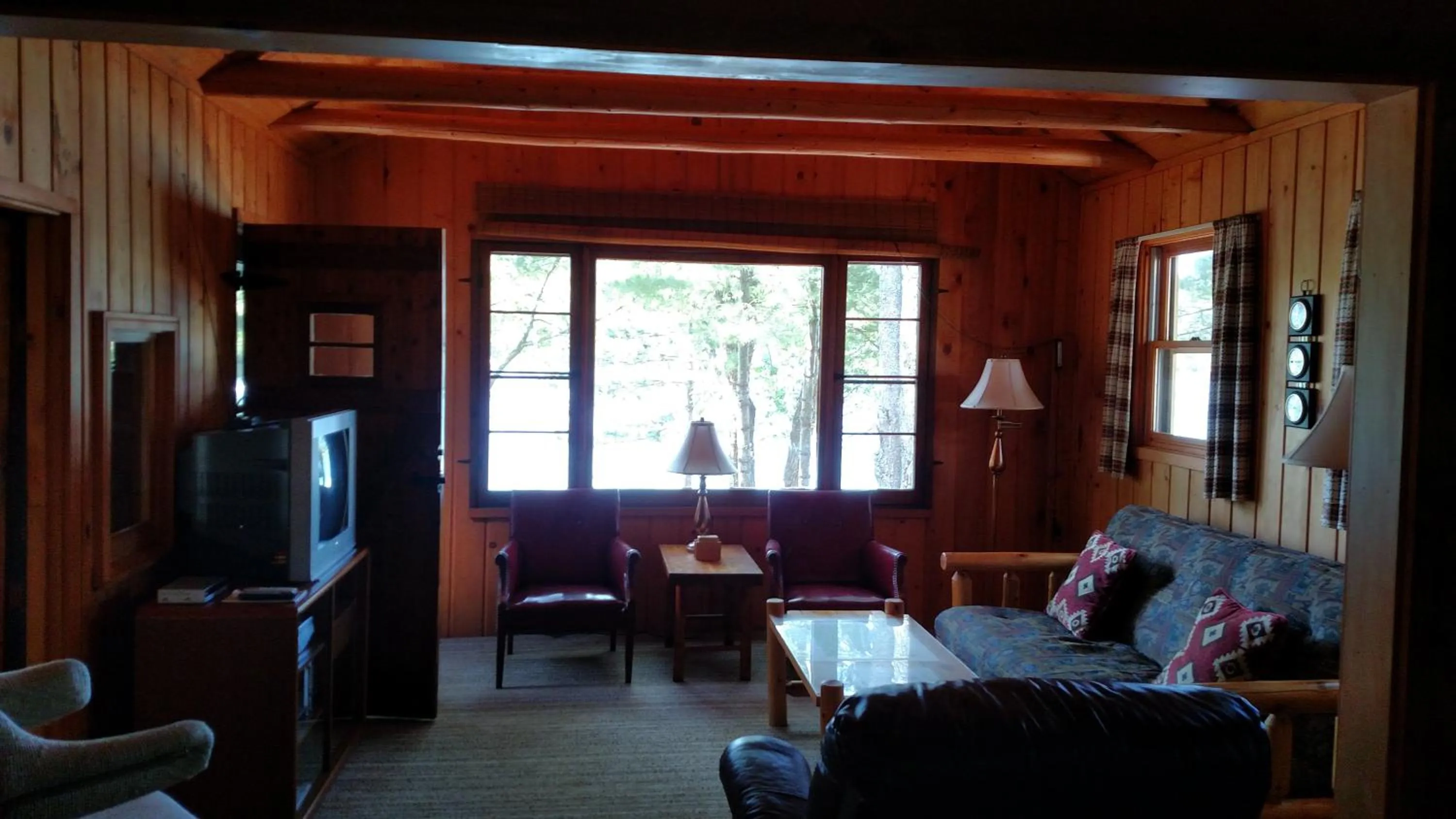 Living room in Log Cottage on Blue Lake