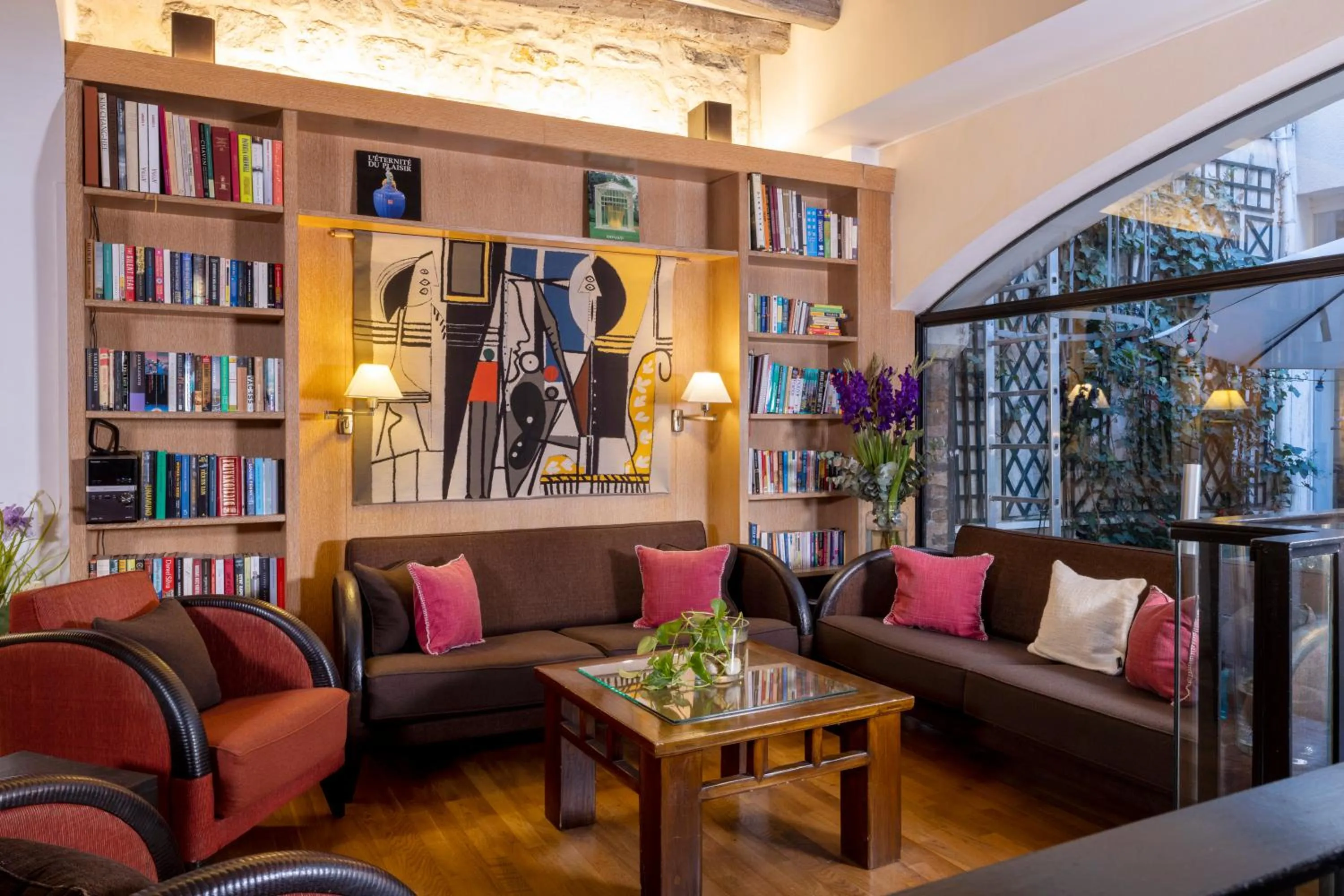 Library in Hôtel Du Jeu De Paume