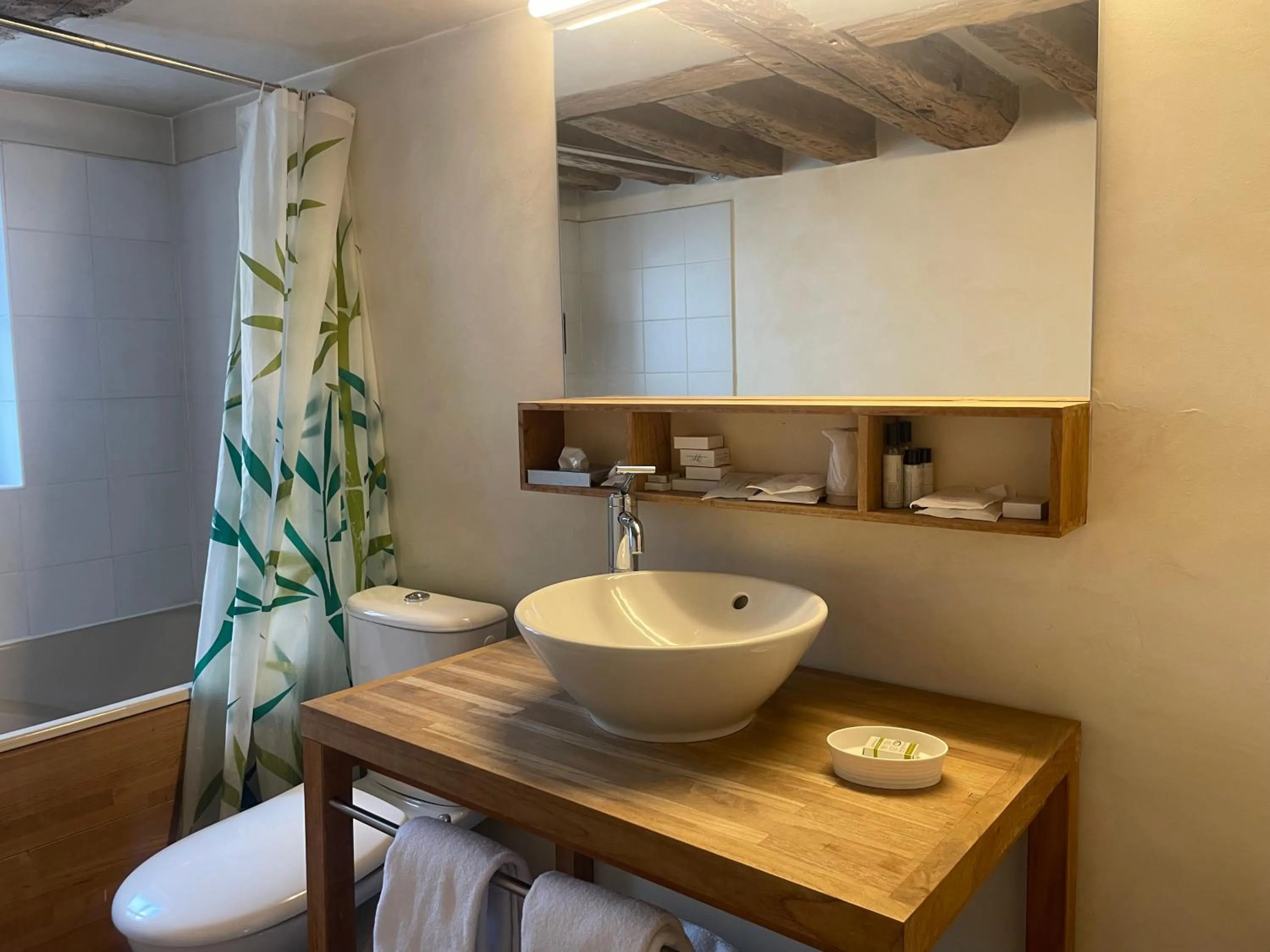 Bath in Hôtel Du Jeu De Paume