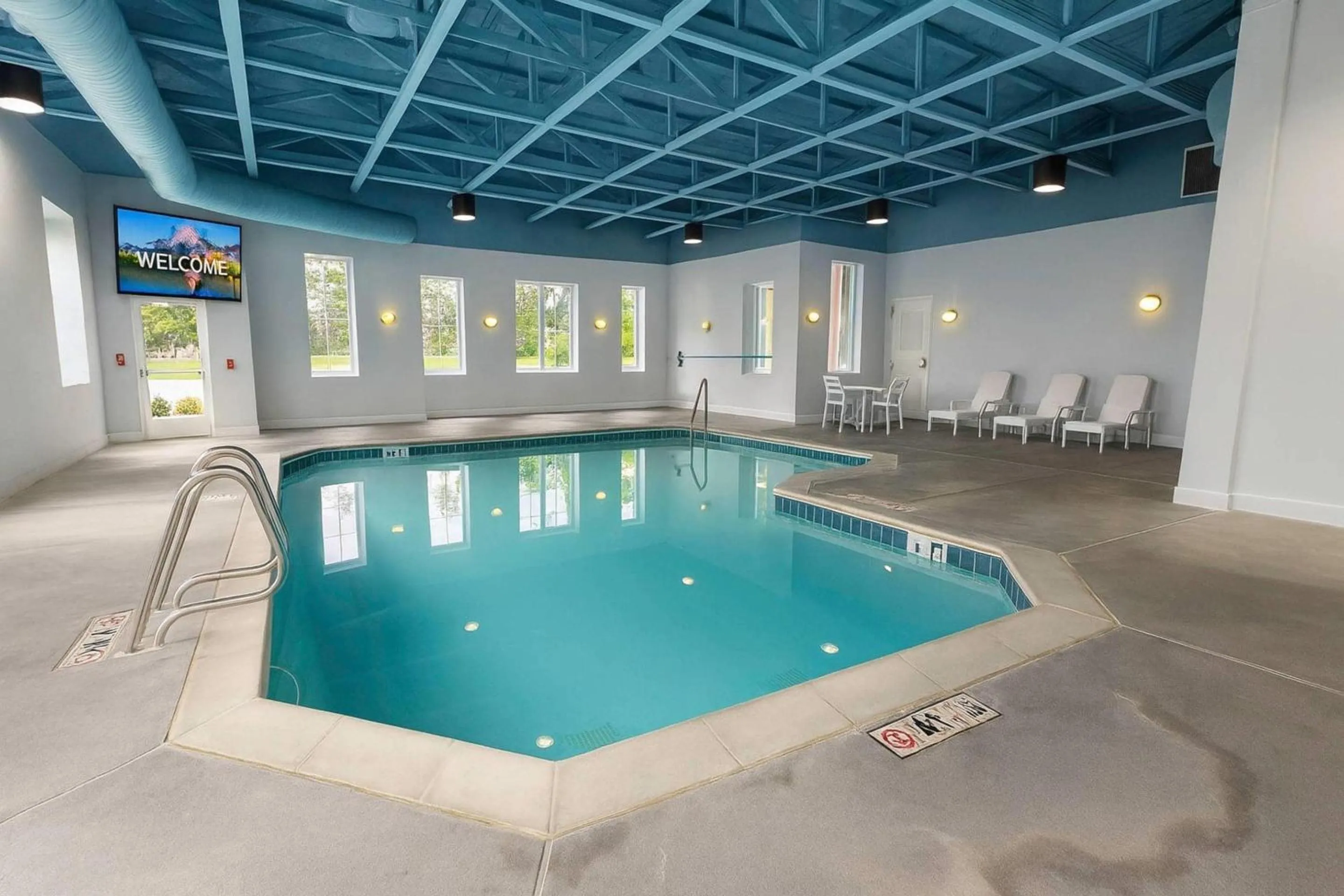 Swimming pool in Clarion Inn Idaho Falls Riverfront