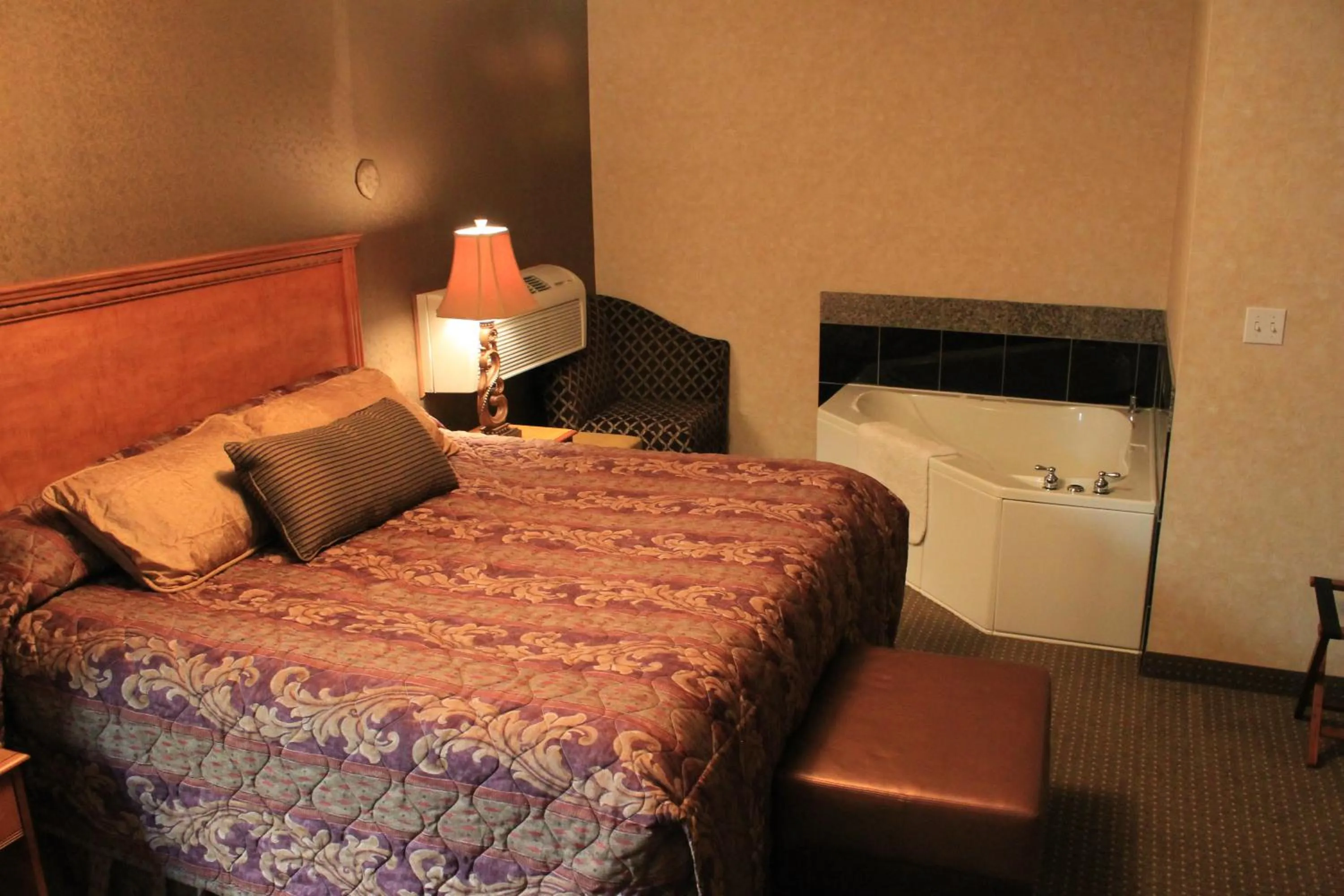 Bed in Rushmore Express & Suites