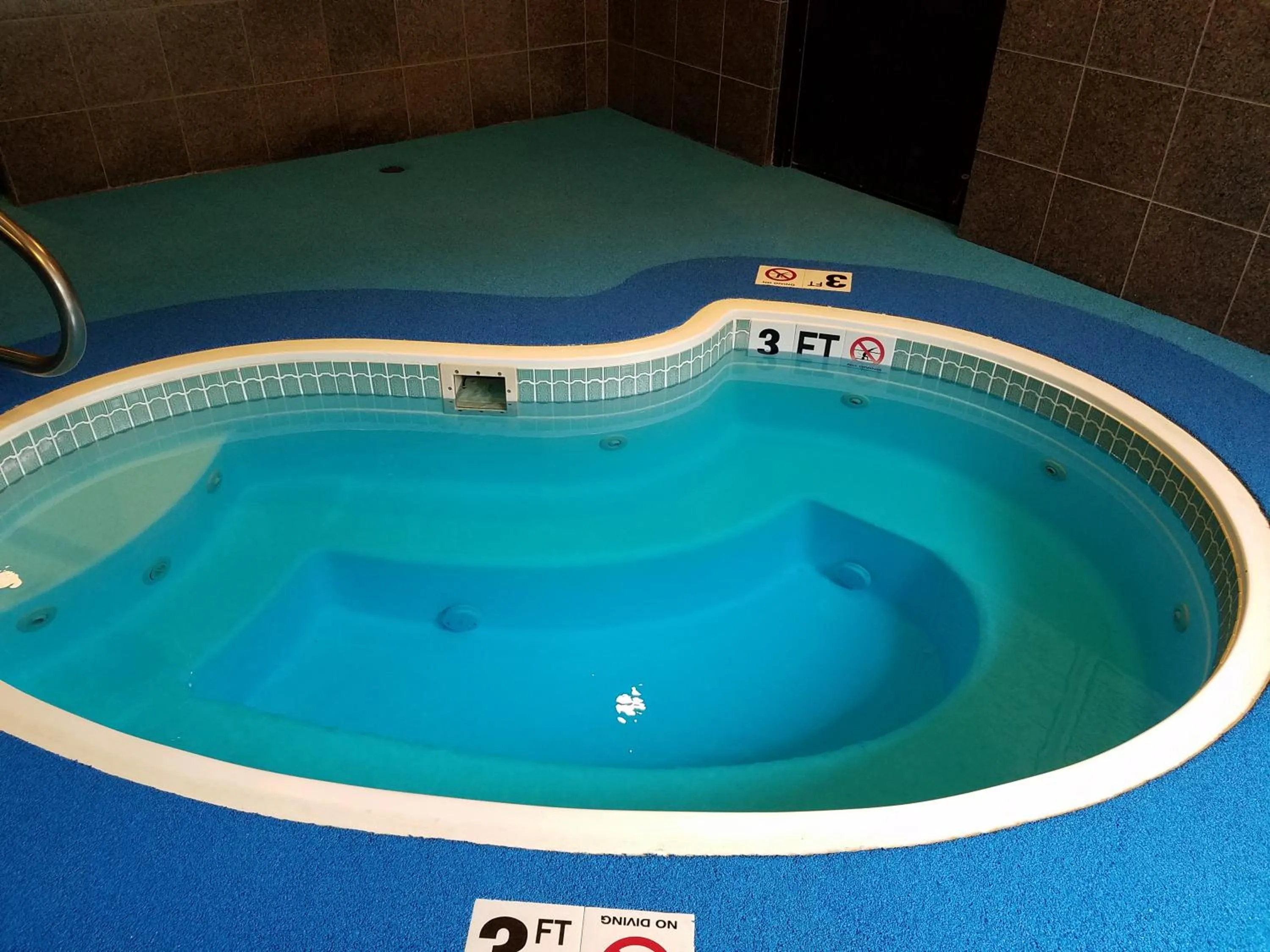 Hot Tub in Rushmore Express & Suites
