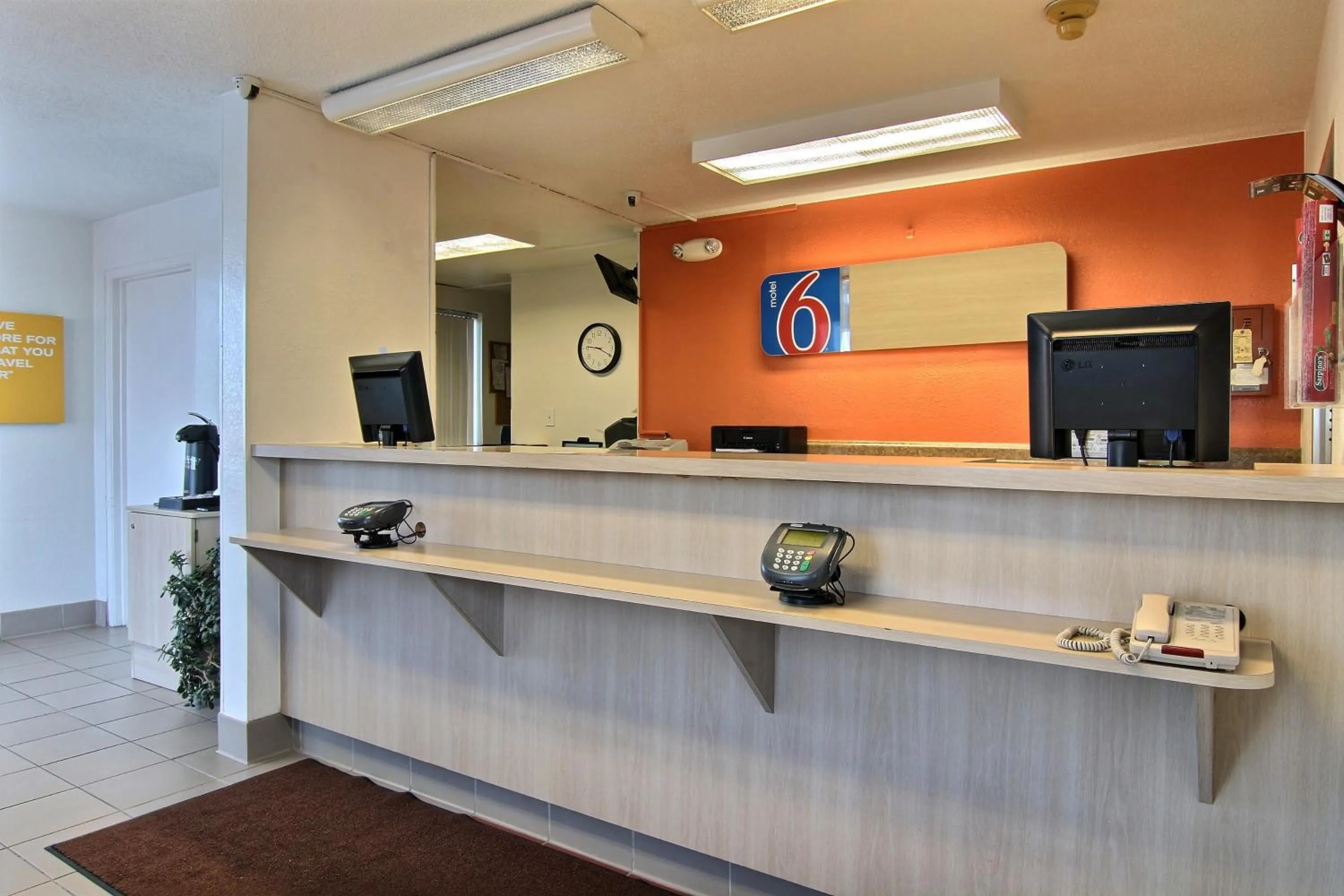 Lobby or reception in Motel 6-Fargo, ND - West Acres - North Fargo