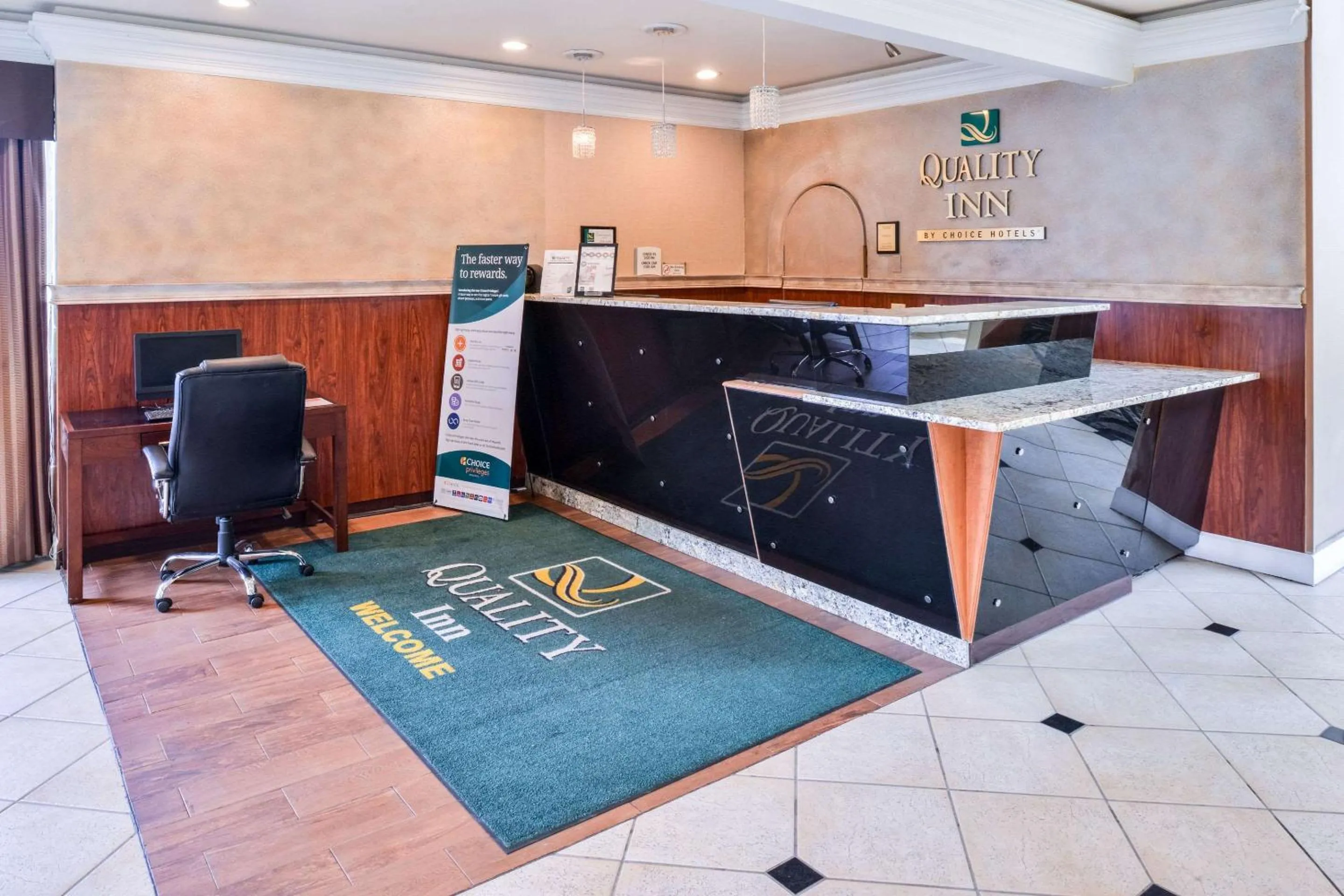 Lobby or reception in Quality Inn Hotel, Kent - Seattle