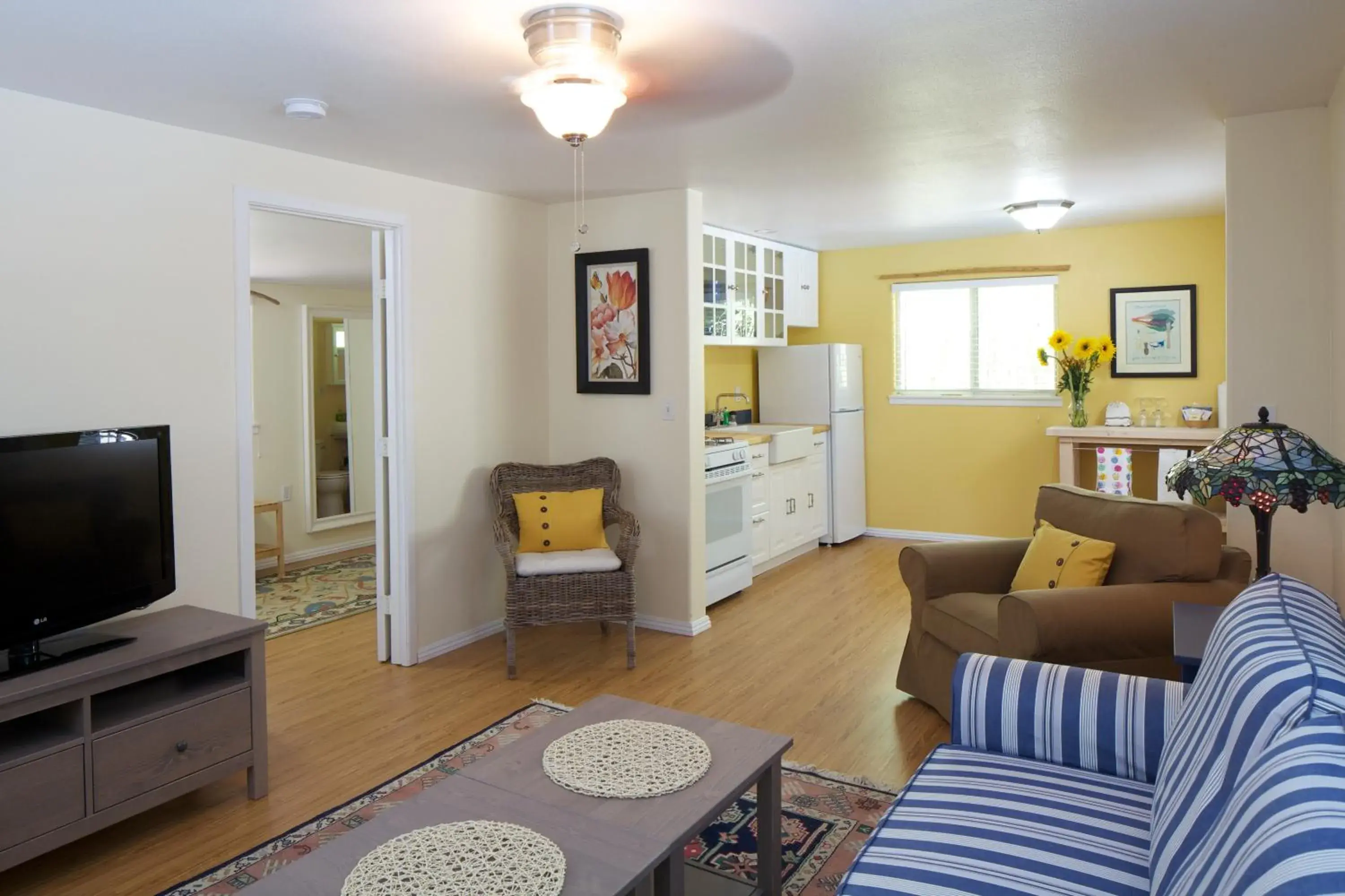 One-Bedroom Cottage with Kitchen in Cottages On River Road One-Bedroom Cottage with Kitchen in Cottages On River Road