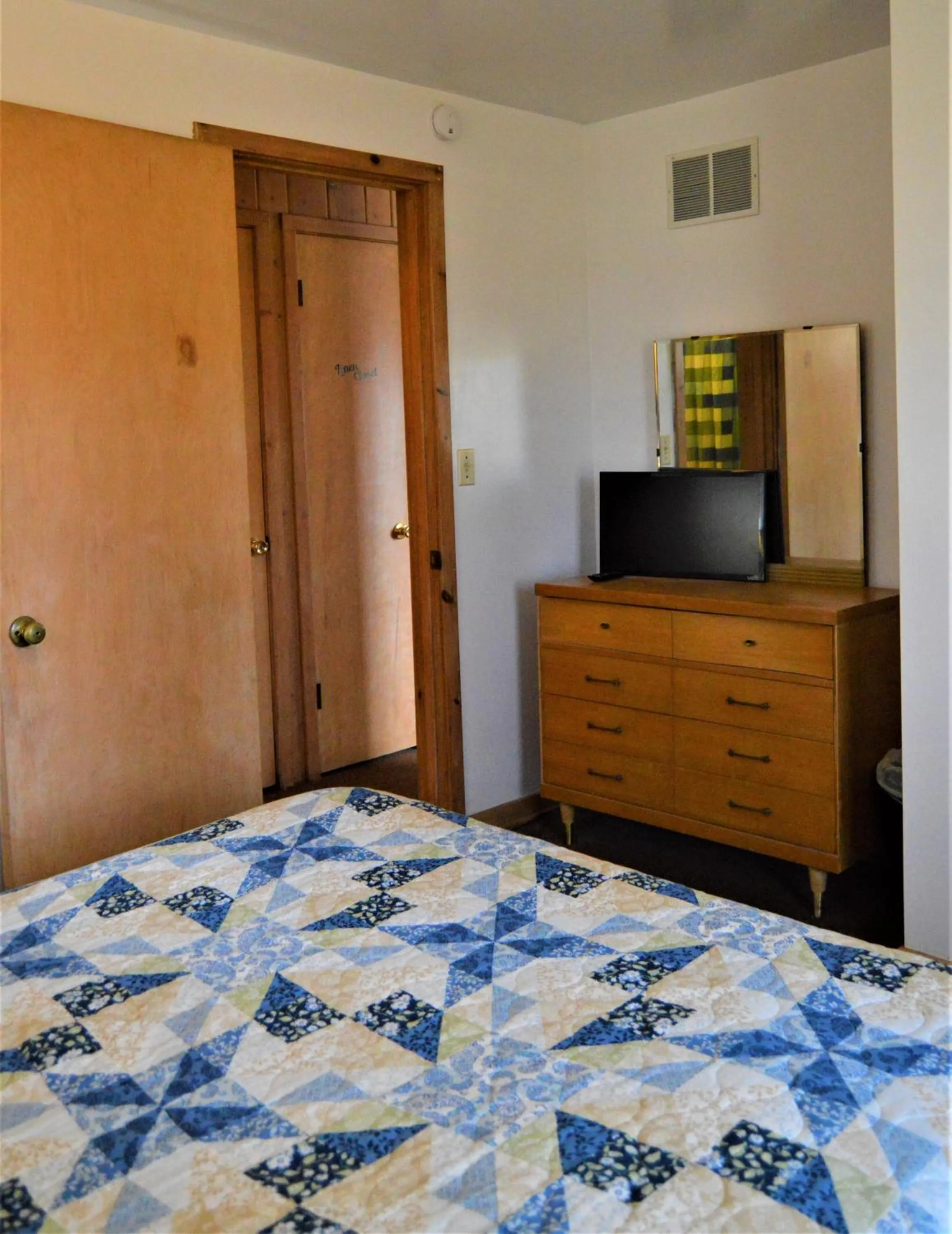 Bedroom, Bed in Baileys Sunset Cottages
