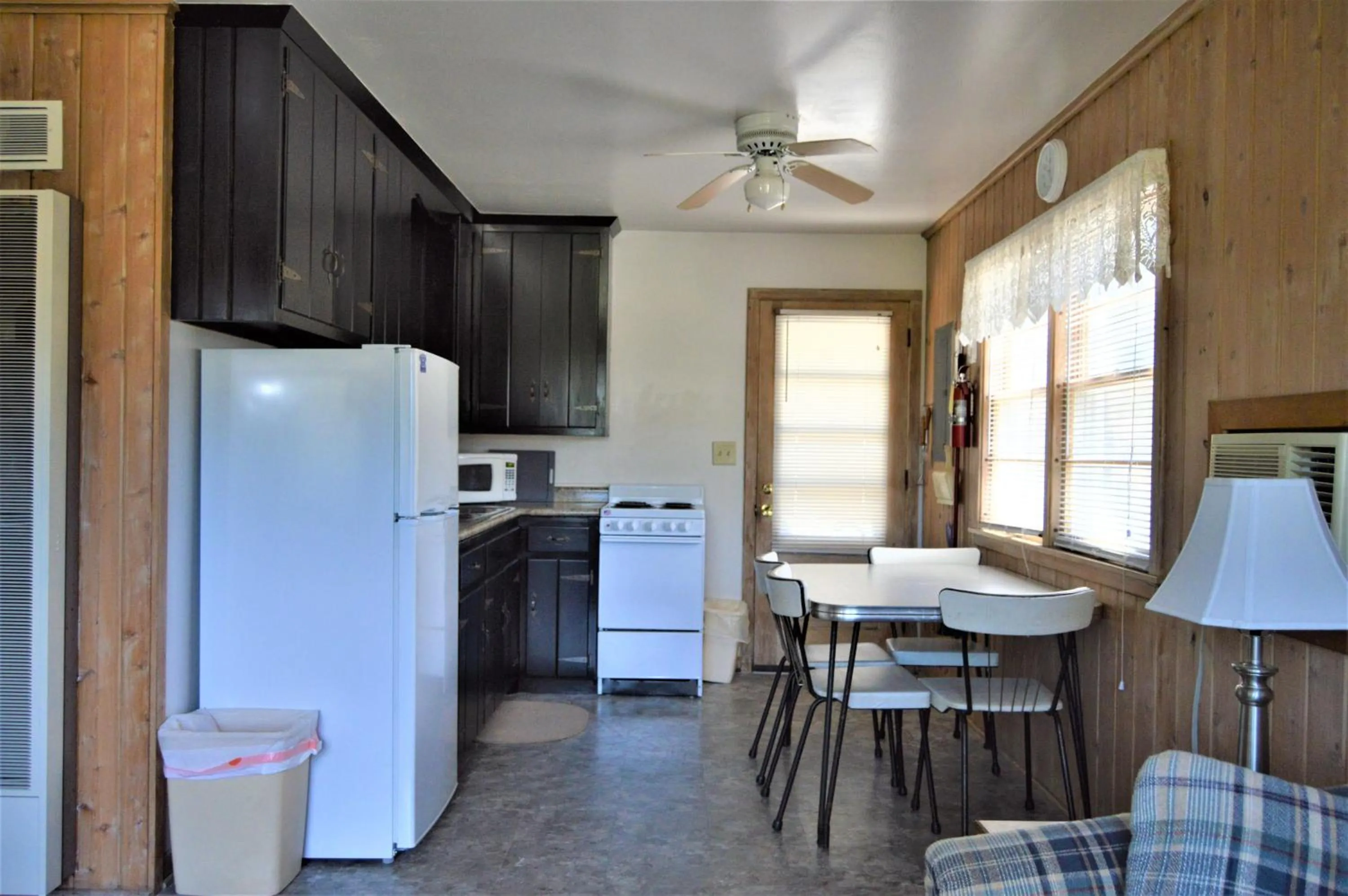 Kitchen or kitchenette in Baileys Sunset Cottages