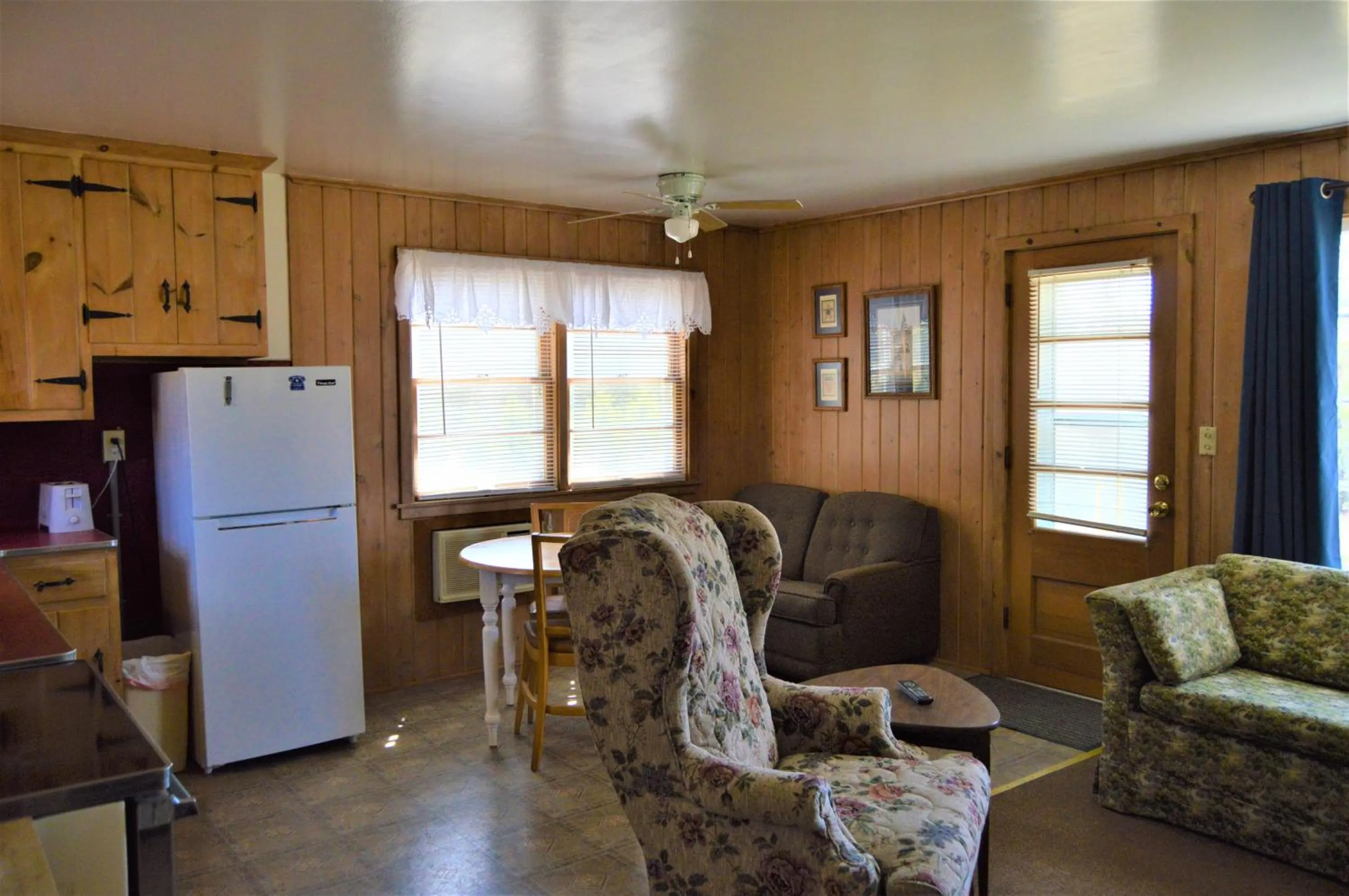Kitchen or kitchenette in Baileys Sunset Cottages
