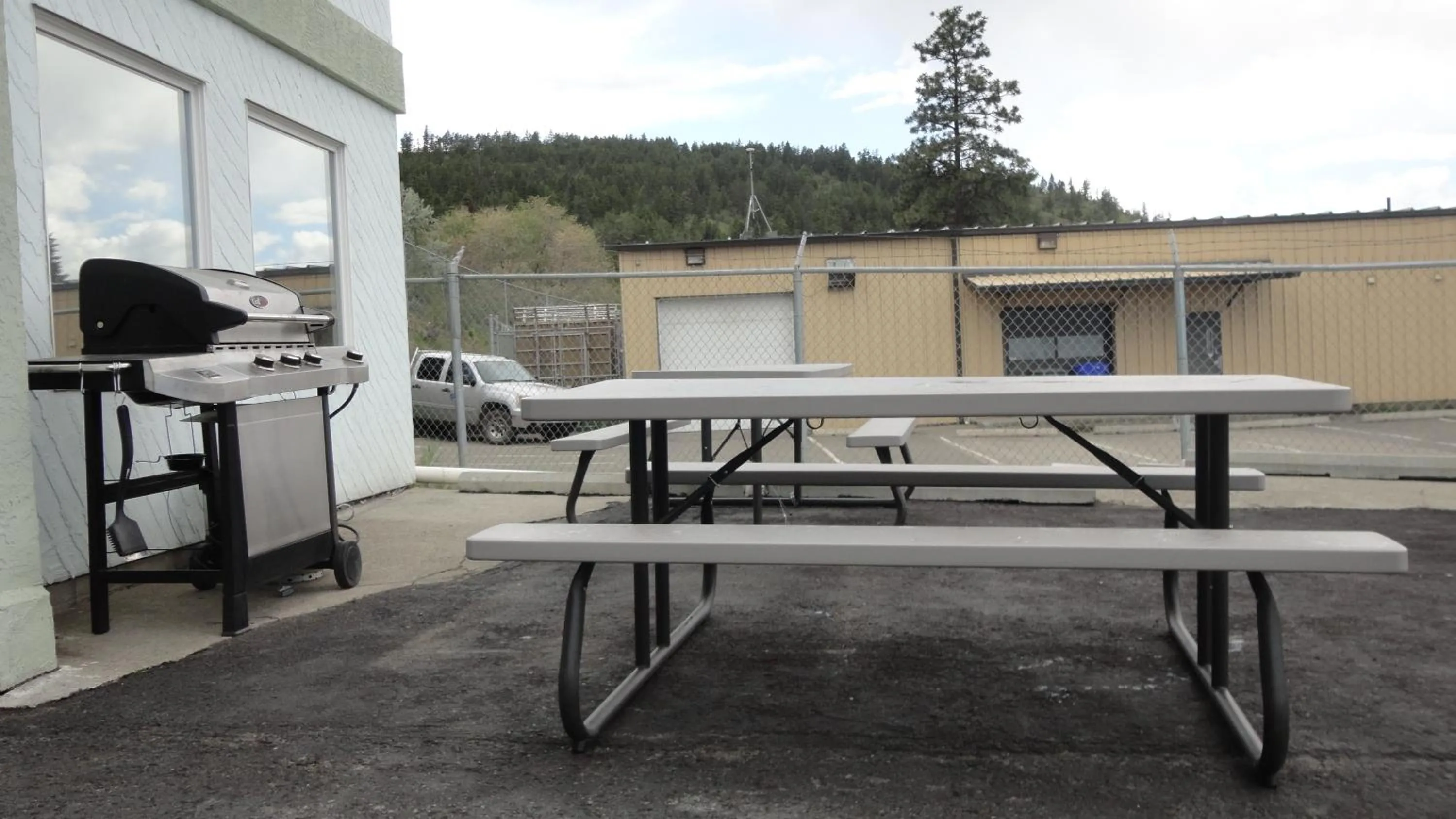 BBQ facilities in Alpine Motel