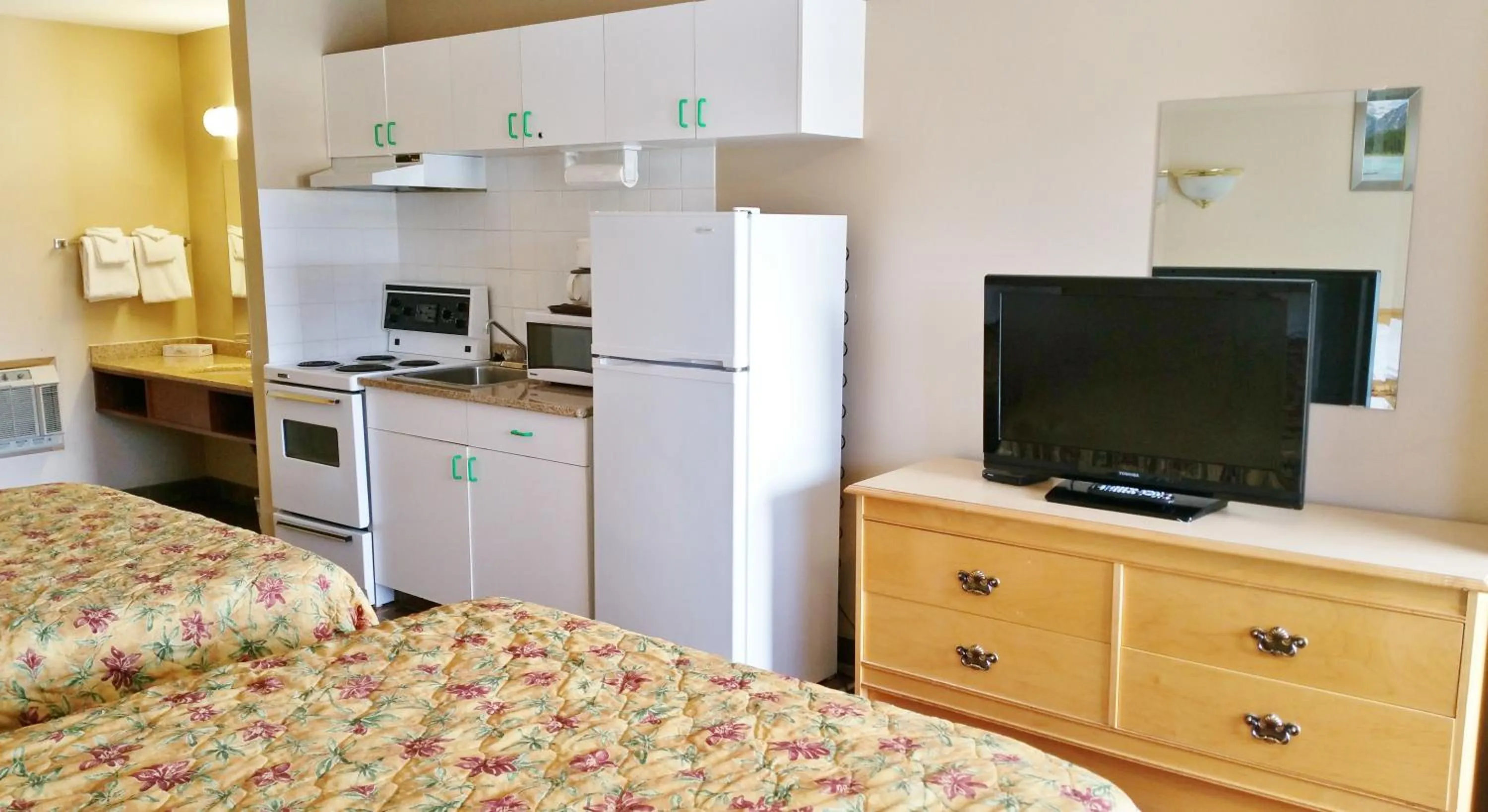 Other, Bed in Alpine Motel