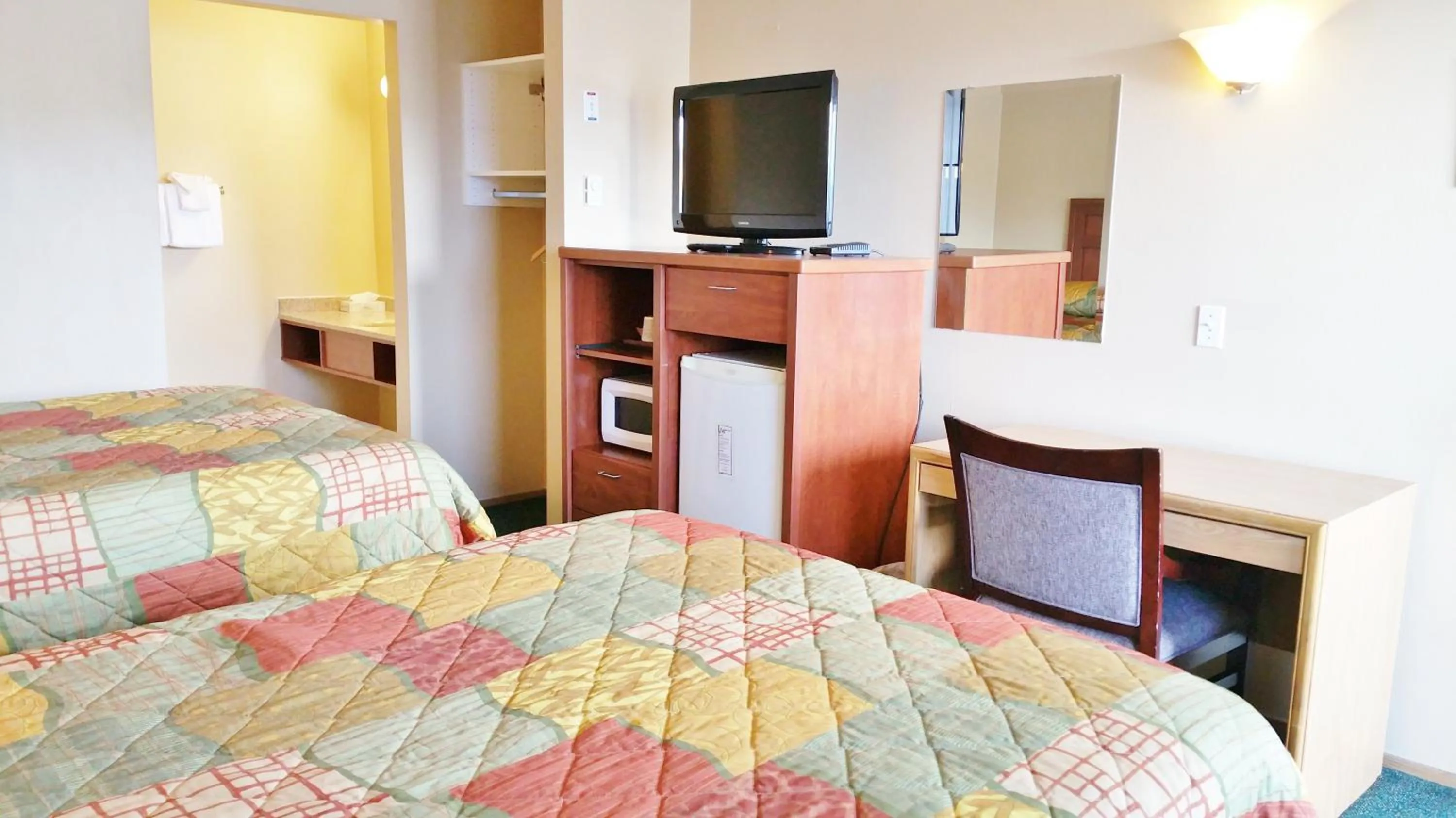 Photo of the whole room, Bed in Alpine Motel