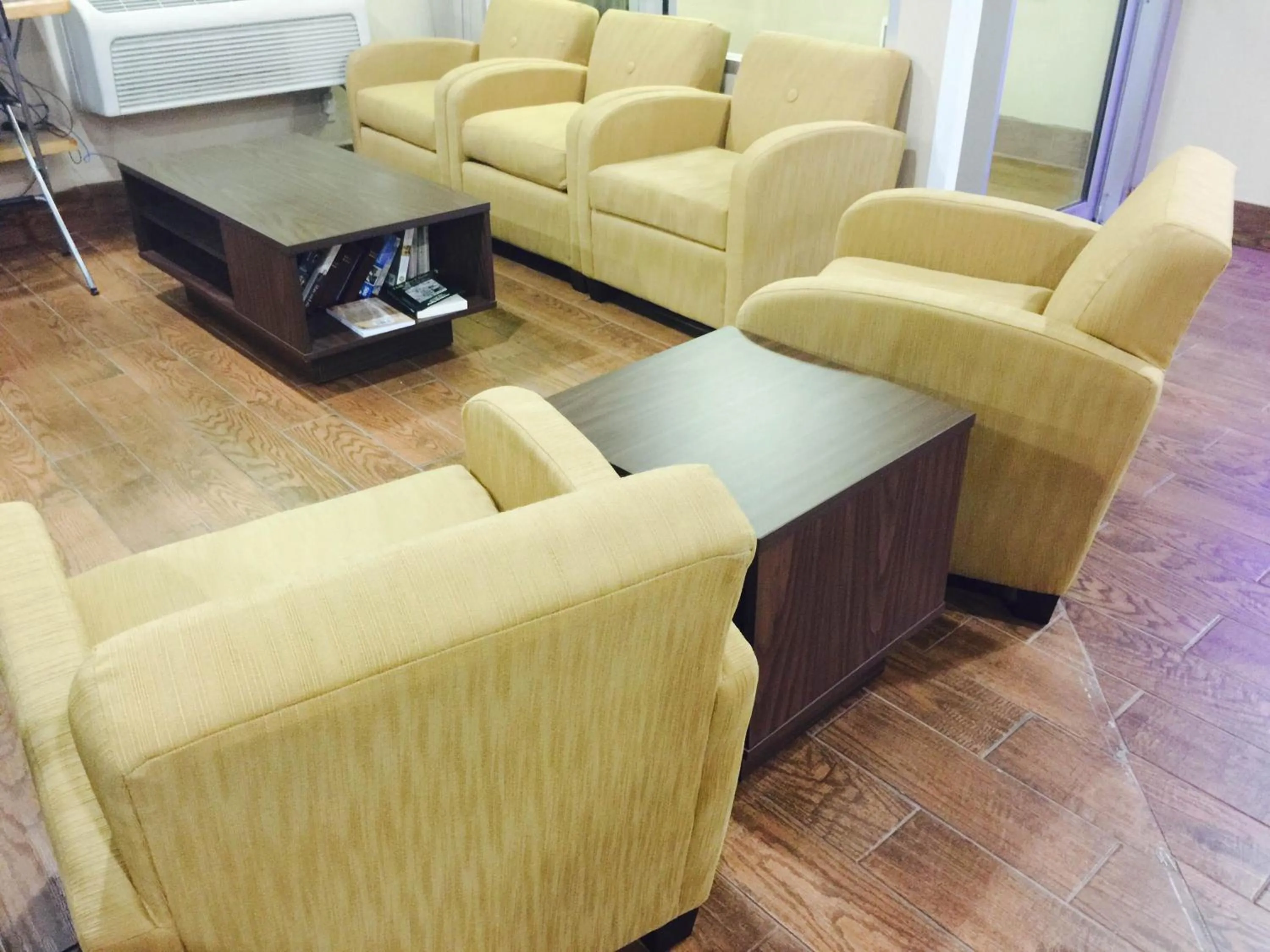 Living room in Super 8 by Wyndham Cedar City