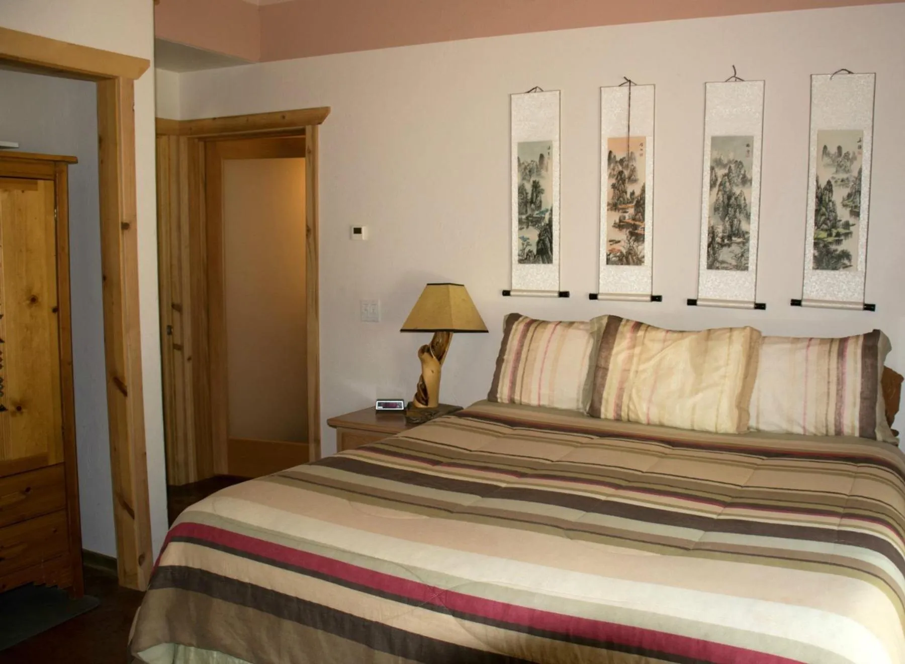 Decorative detail, Bed in DiamondStone Guest Lodges