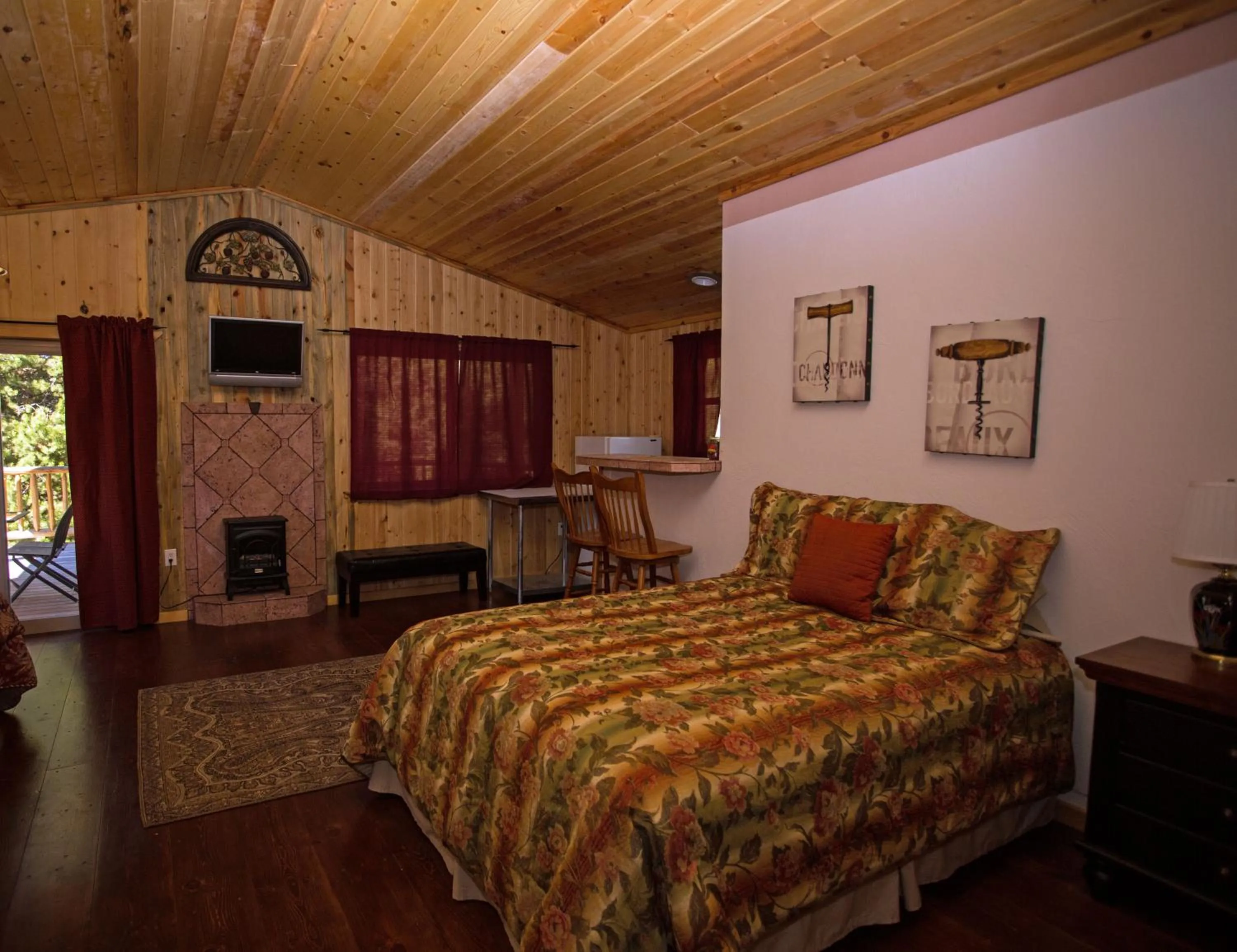 Bed in DiamondStone Guest Lodges