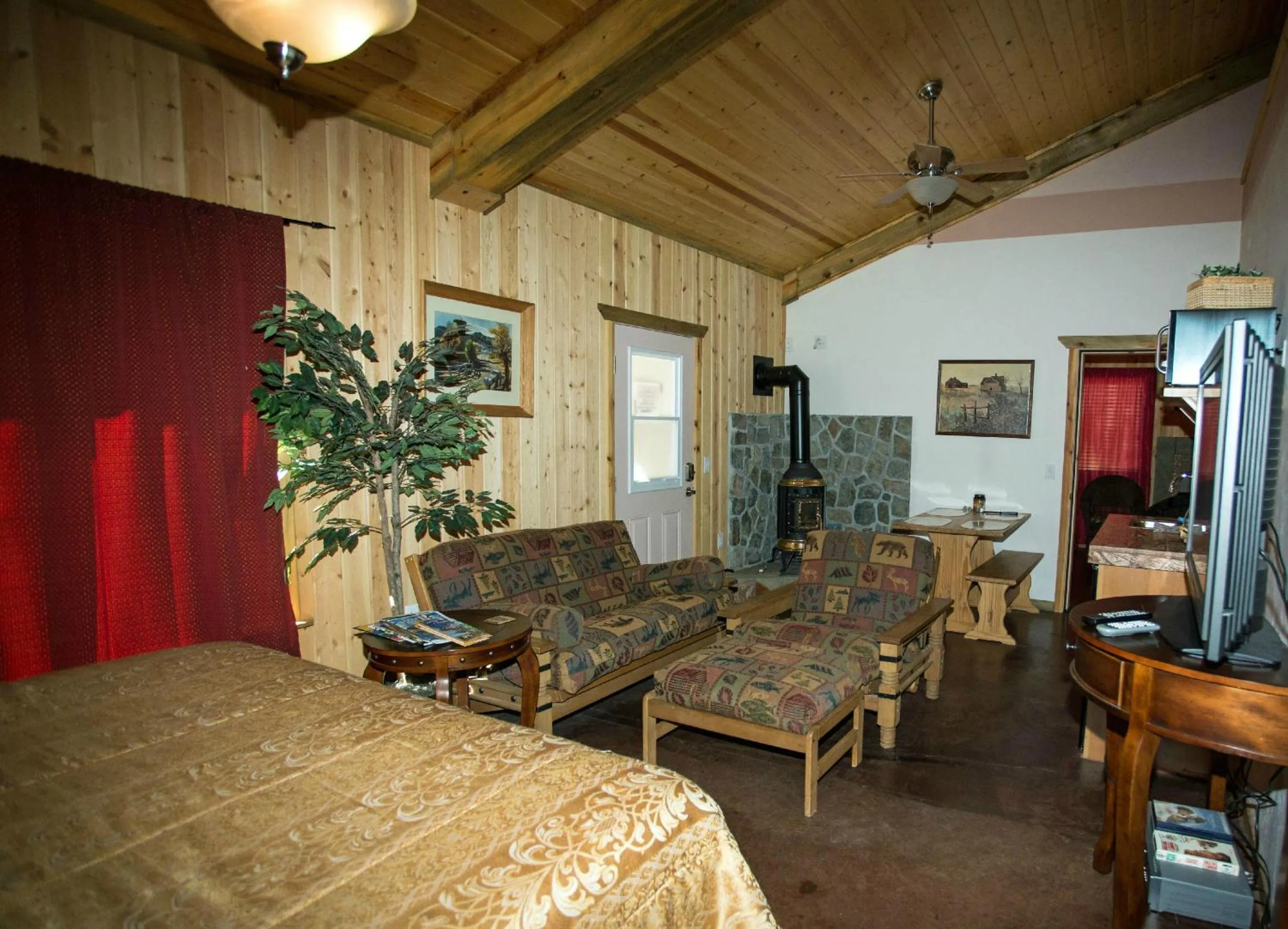 Bed in DiamondStone Guest Lodges