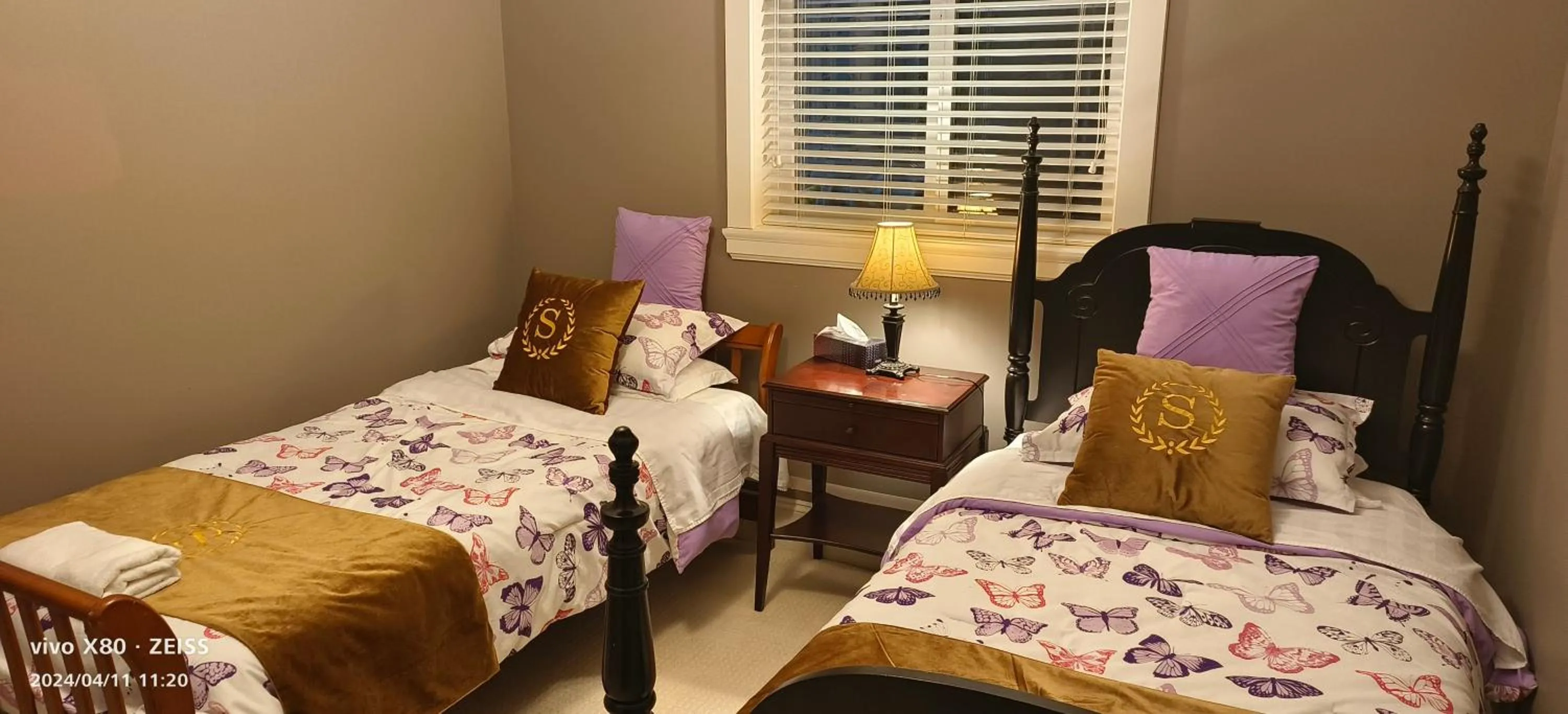 Bed in Sunny Island by White Rock B&B