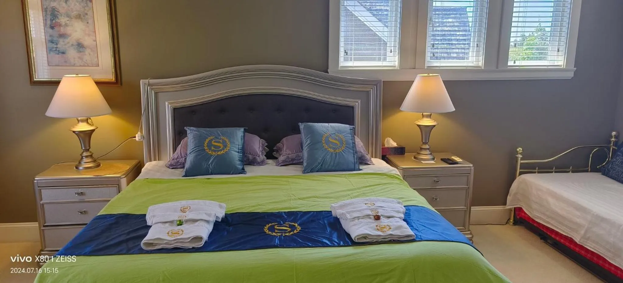 Bed in Sunny Island by White Rock B&B