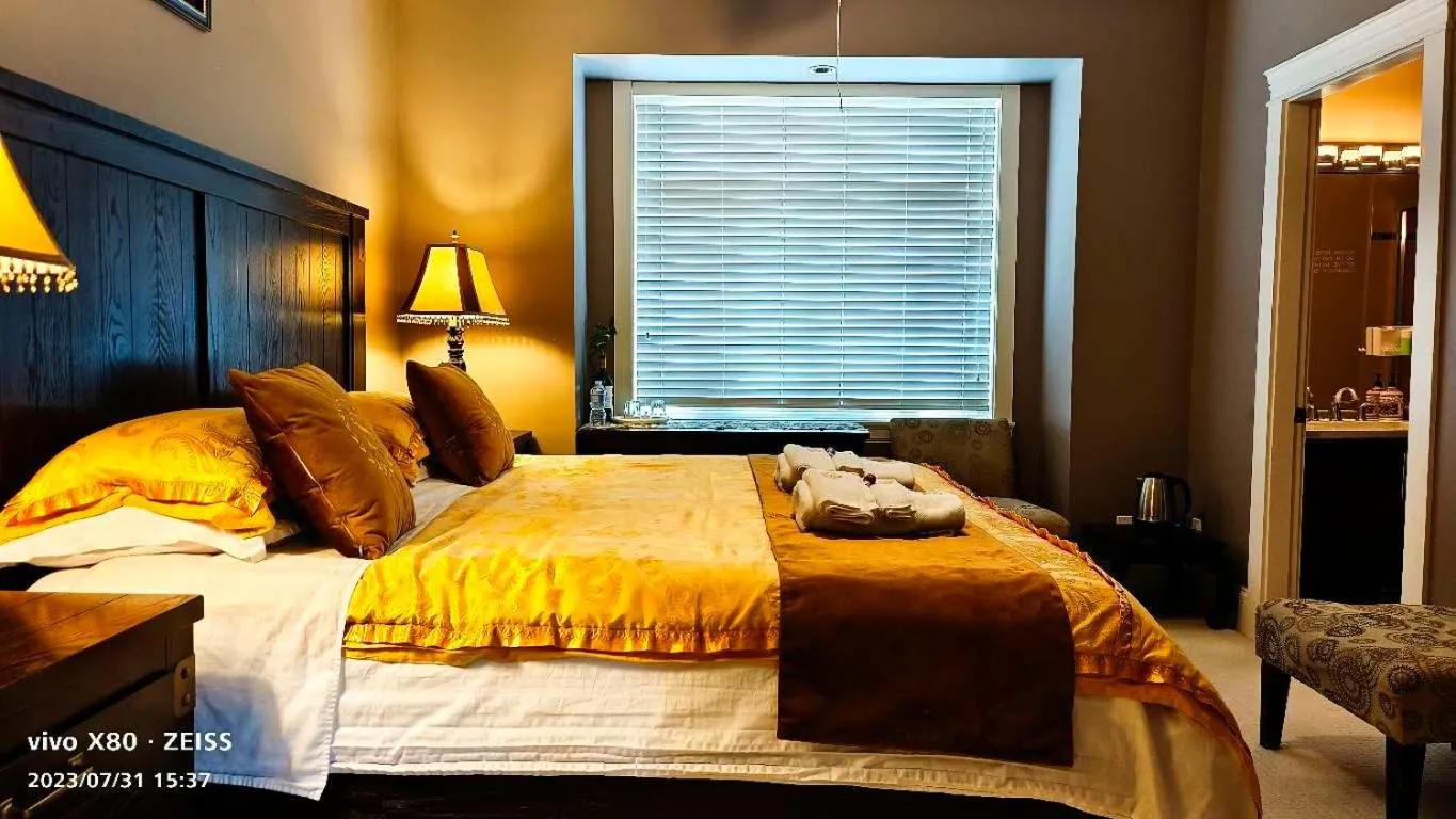 Bed in Sunny Island by White Rock B&B