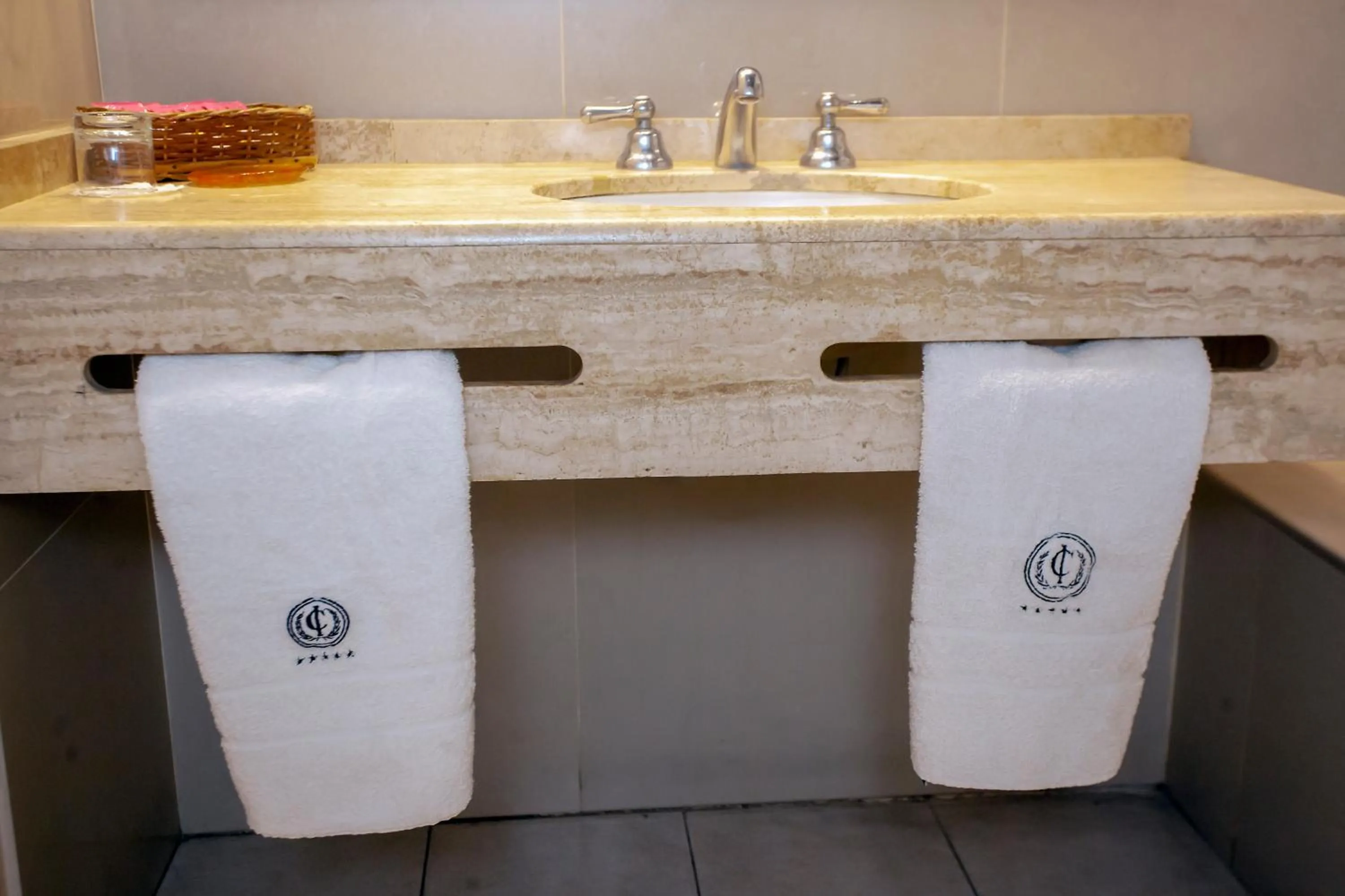 Bathroom in Hotel Catalinas Tucuman