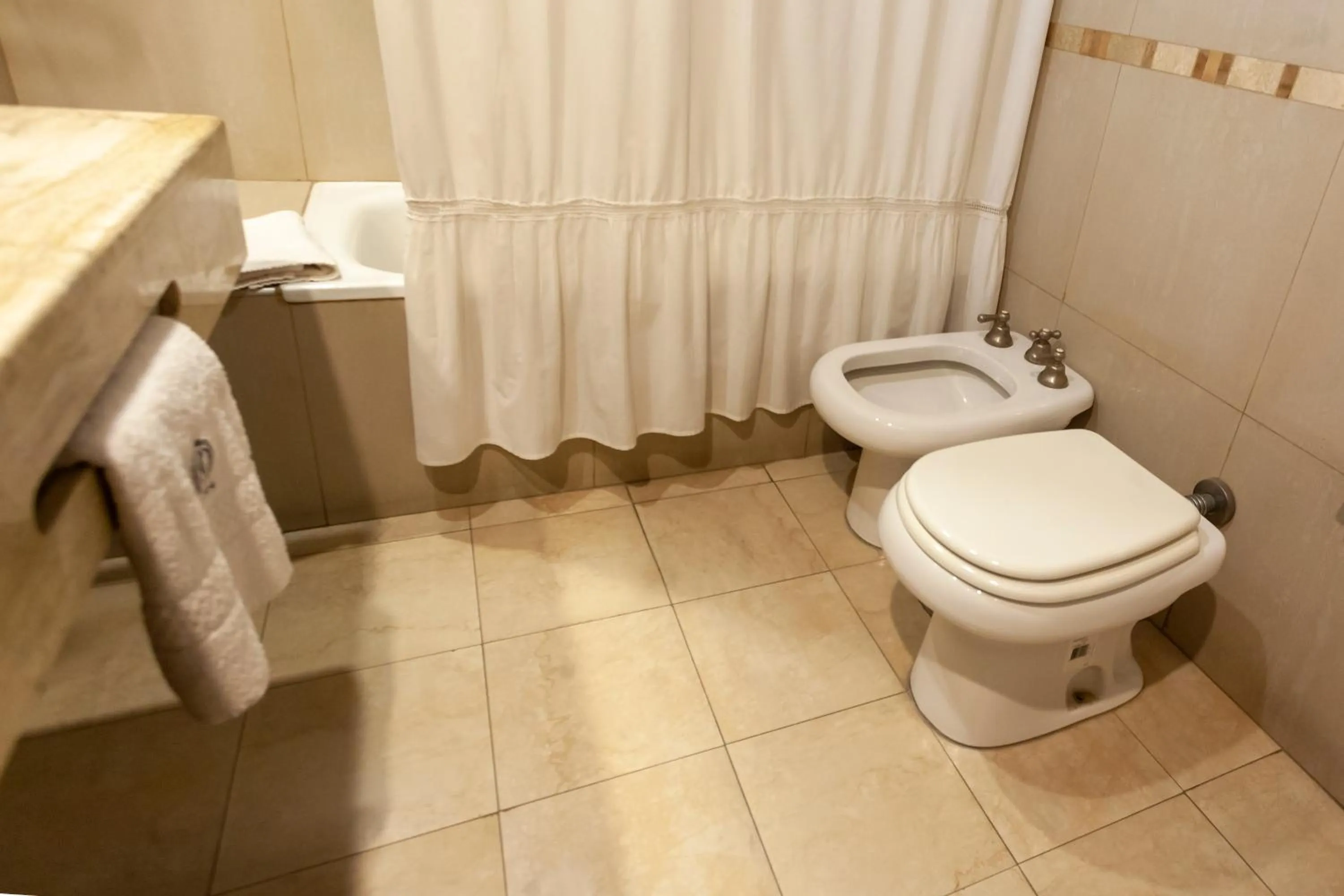 Toilet in Hotel Catalinas Tucuman