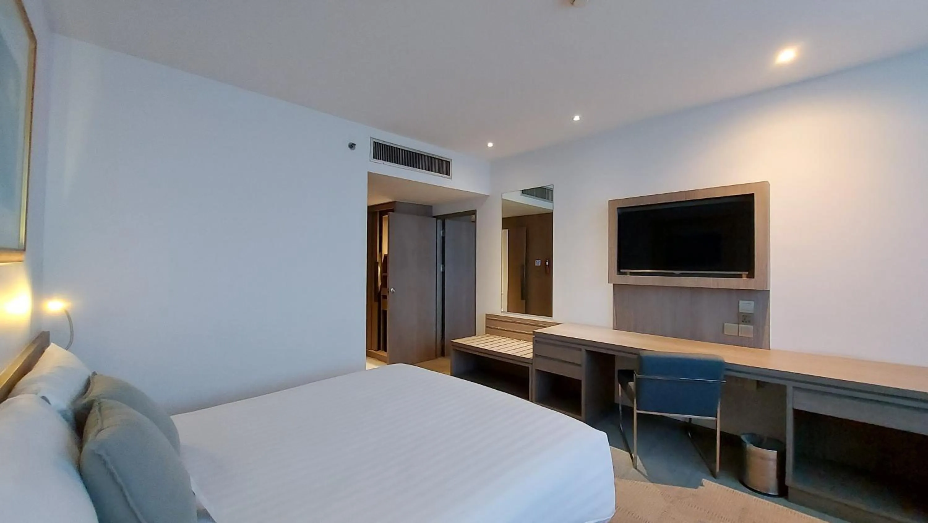 Bed in Novotel Bangkok Bangna