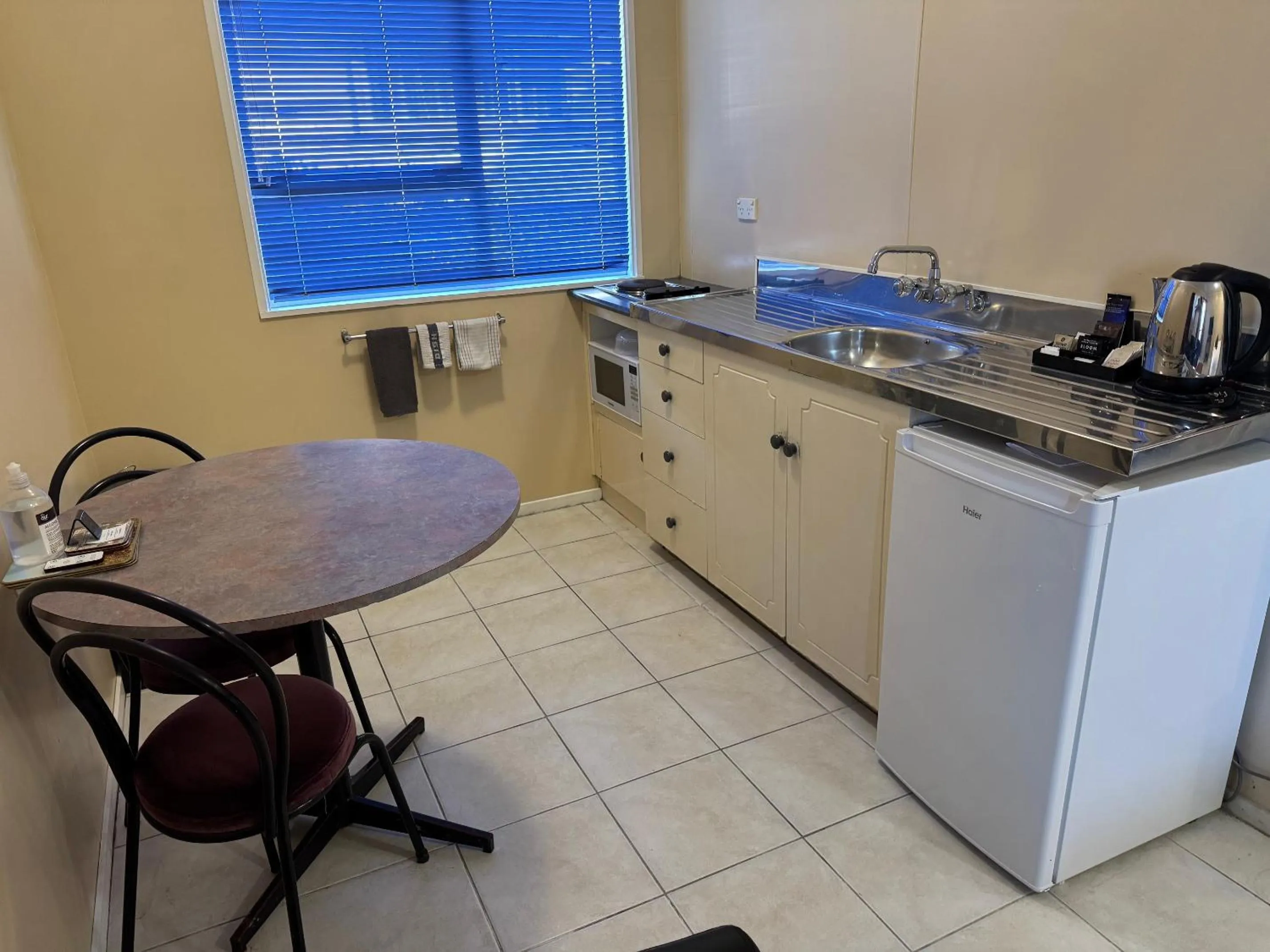 Kitchen or kitchenette in Aldan Lodge