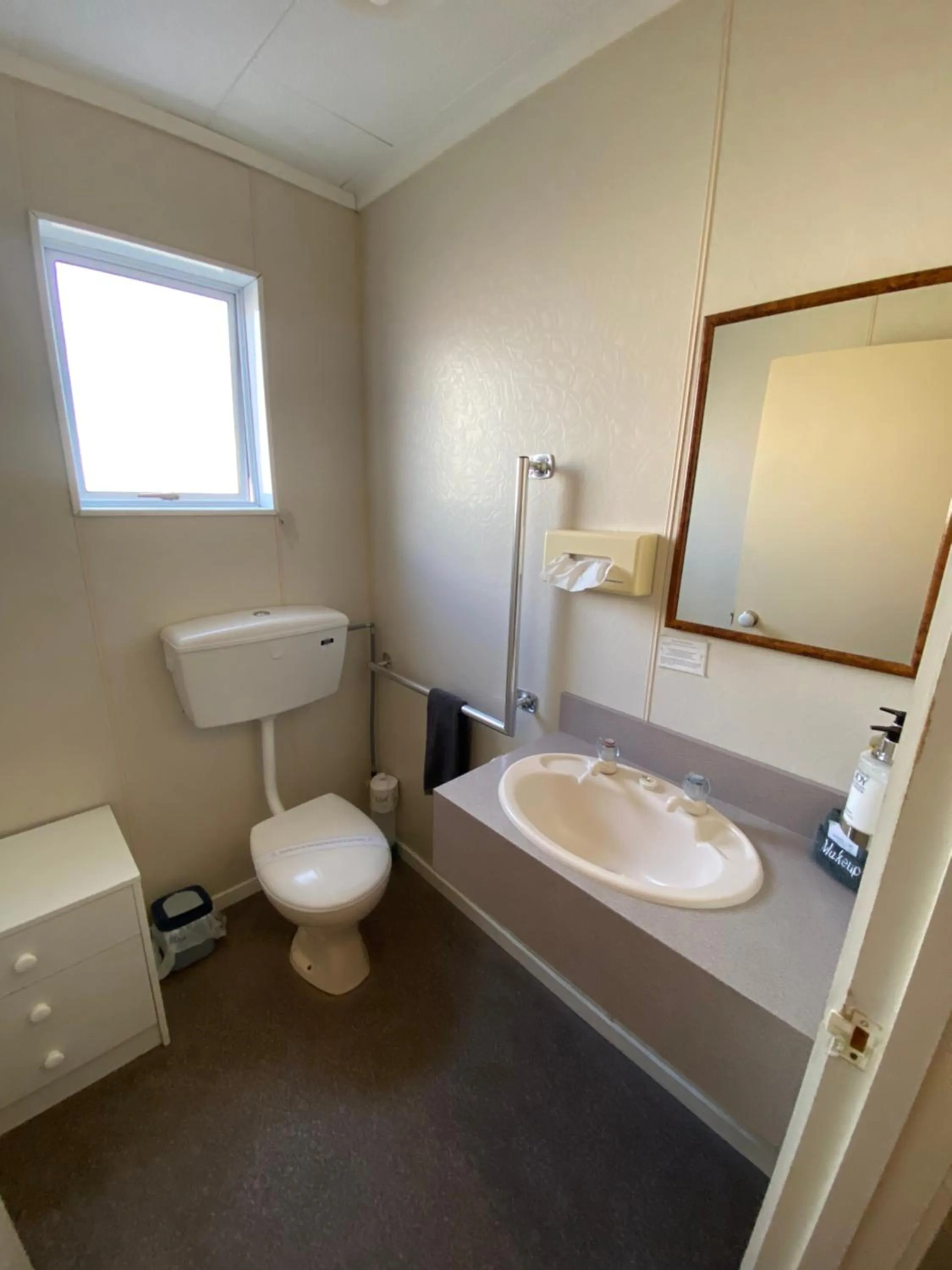 Toilet in Aldan Lodge