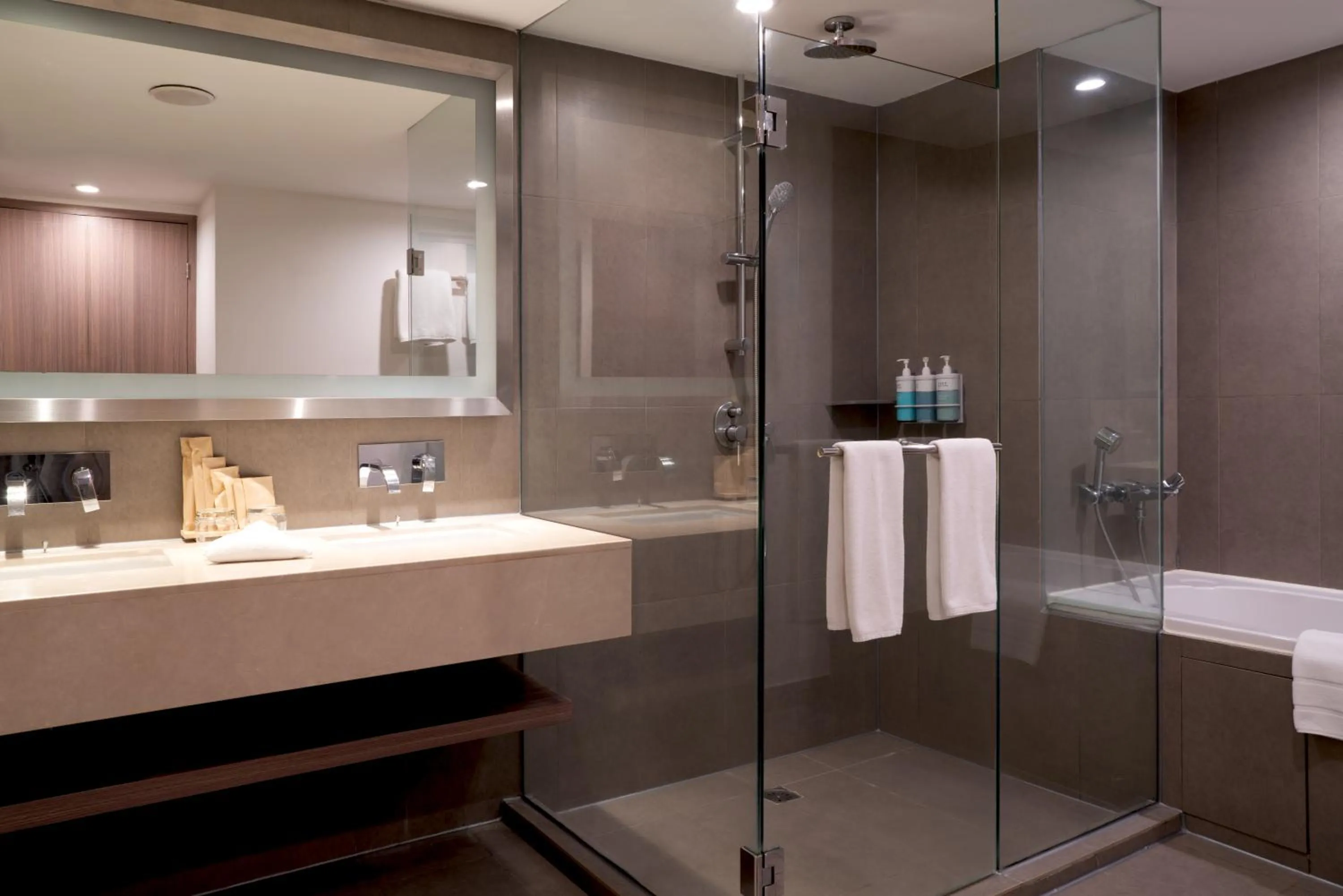 Shower in Novotel Bangkok on Siam Square