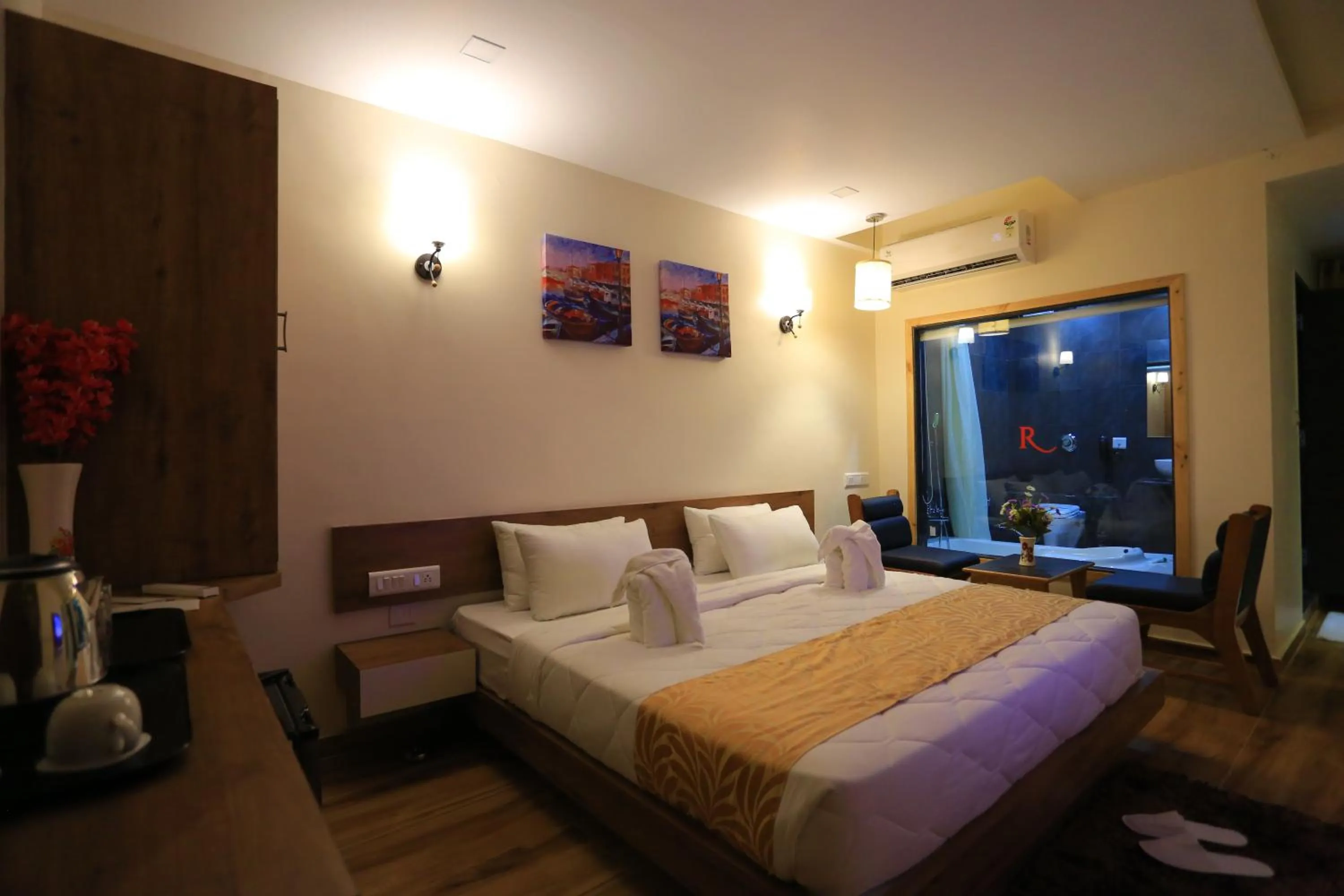 Photo of the whole room in The Grand Raveta