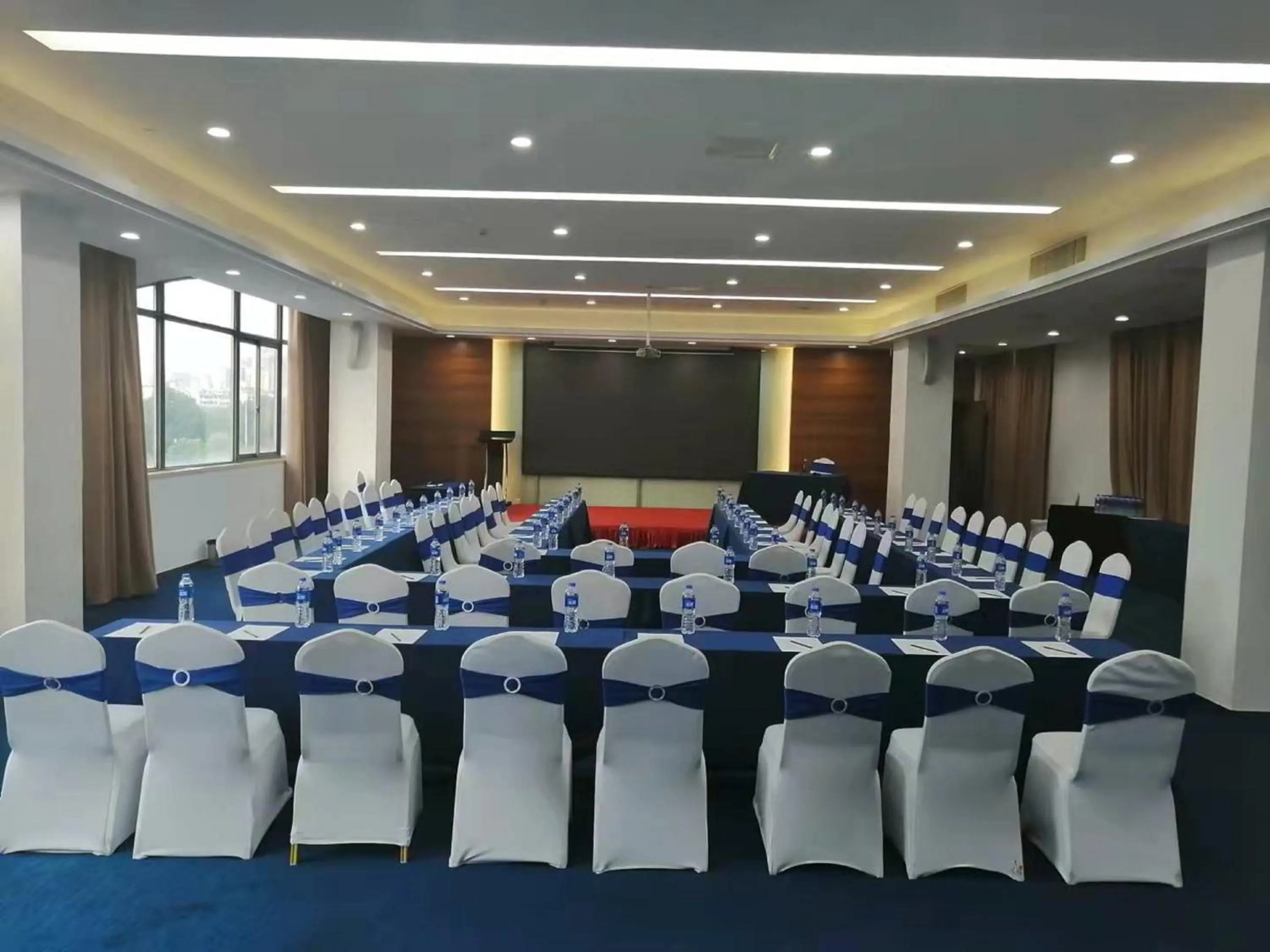Meeting/conference room in Holiday Inn Express Suzhou Changjiang by IHG