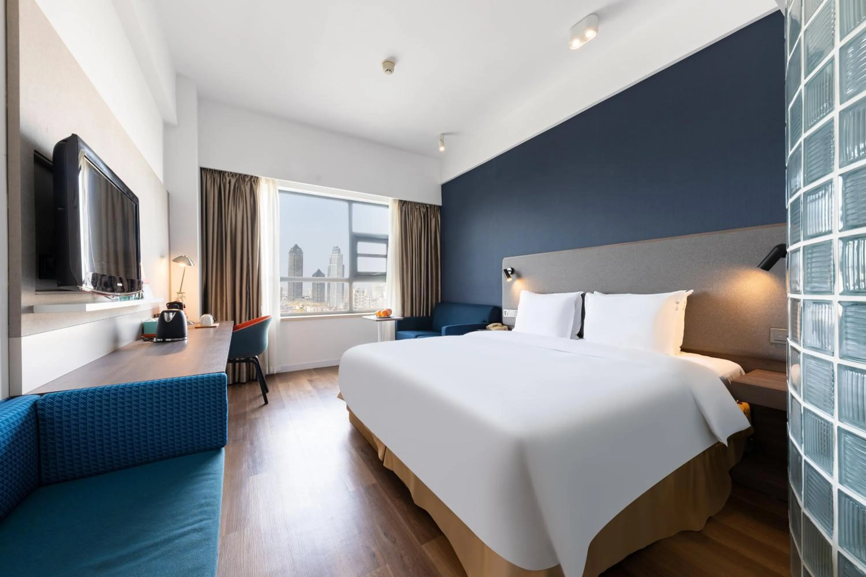 Photo of the whole room, Bed in Holiday Inn Express Suzhou Changjiang by IHG