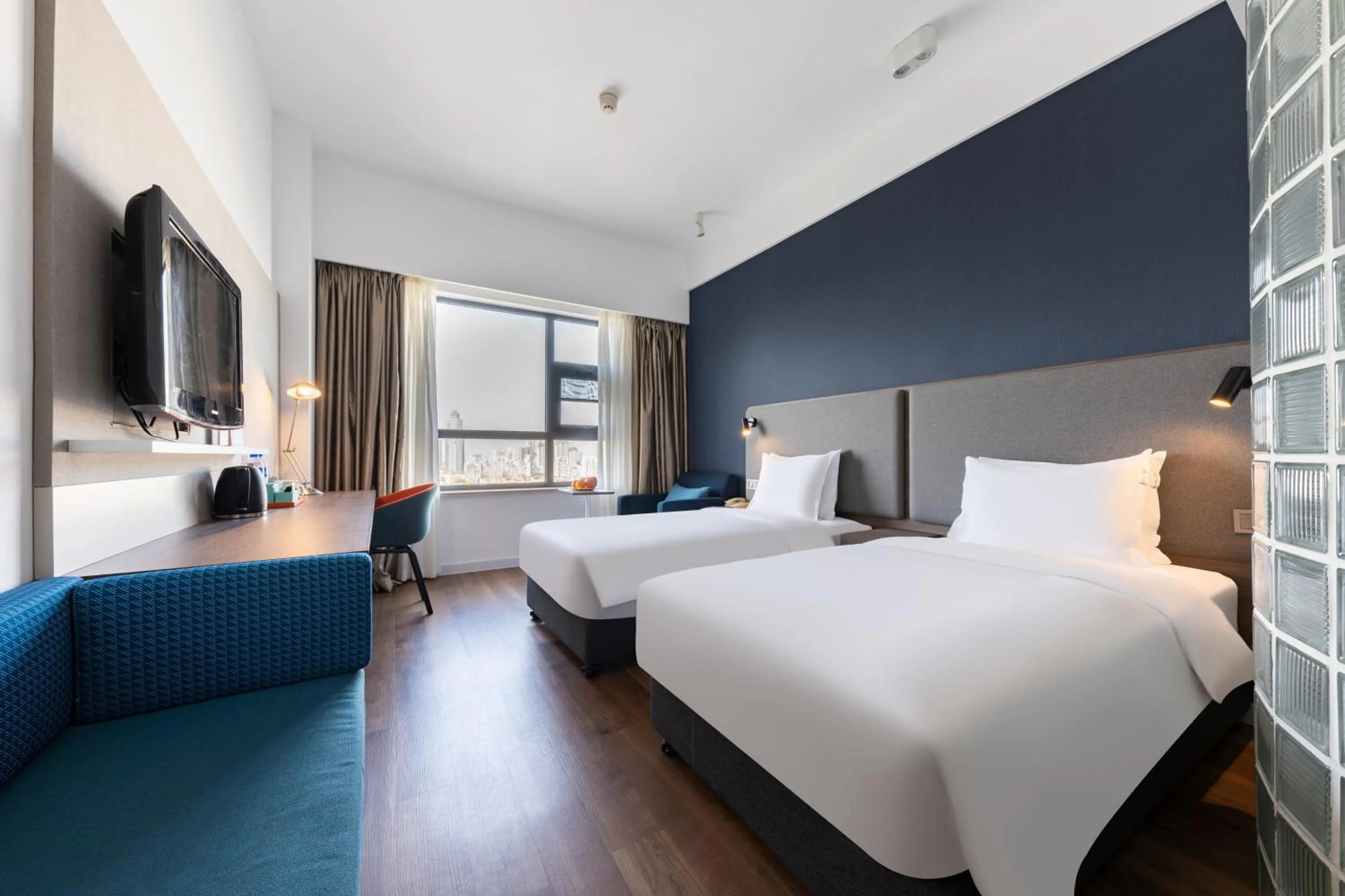 Photo of the whole room, Bed in Holiday Inn Express Suzhou Changjiang by IHG