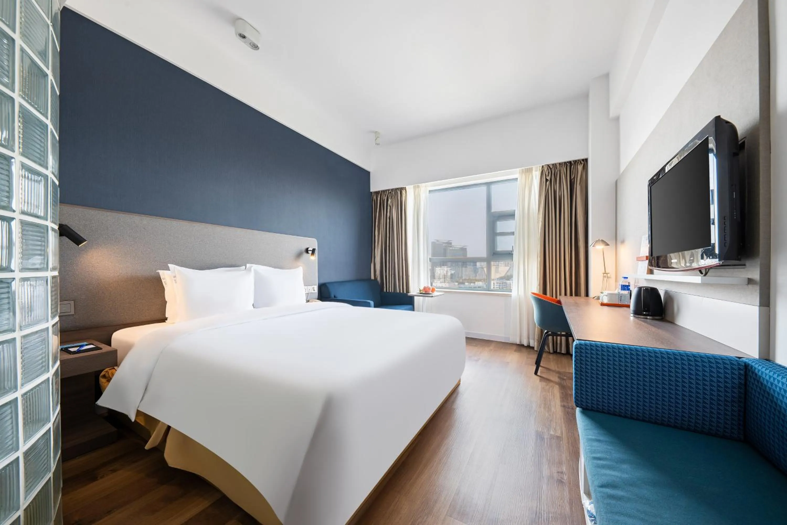 Photo of the whole room, Bed in Holiday Inn Express Suzhou Changjiang by IHG