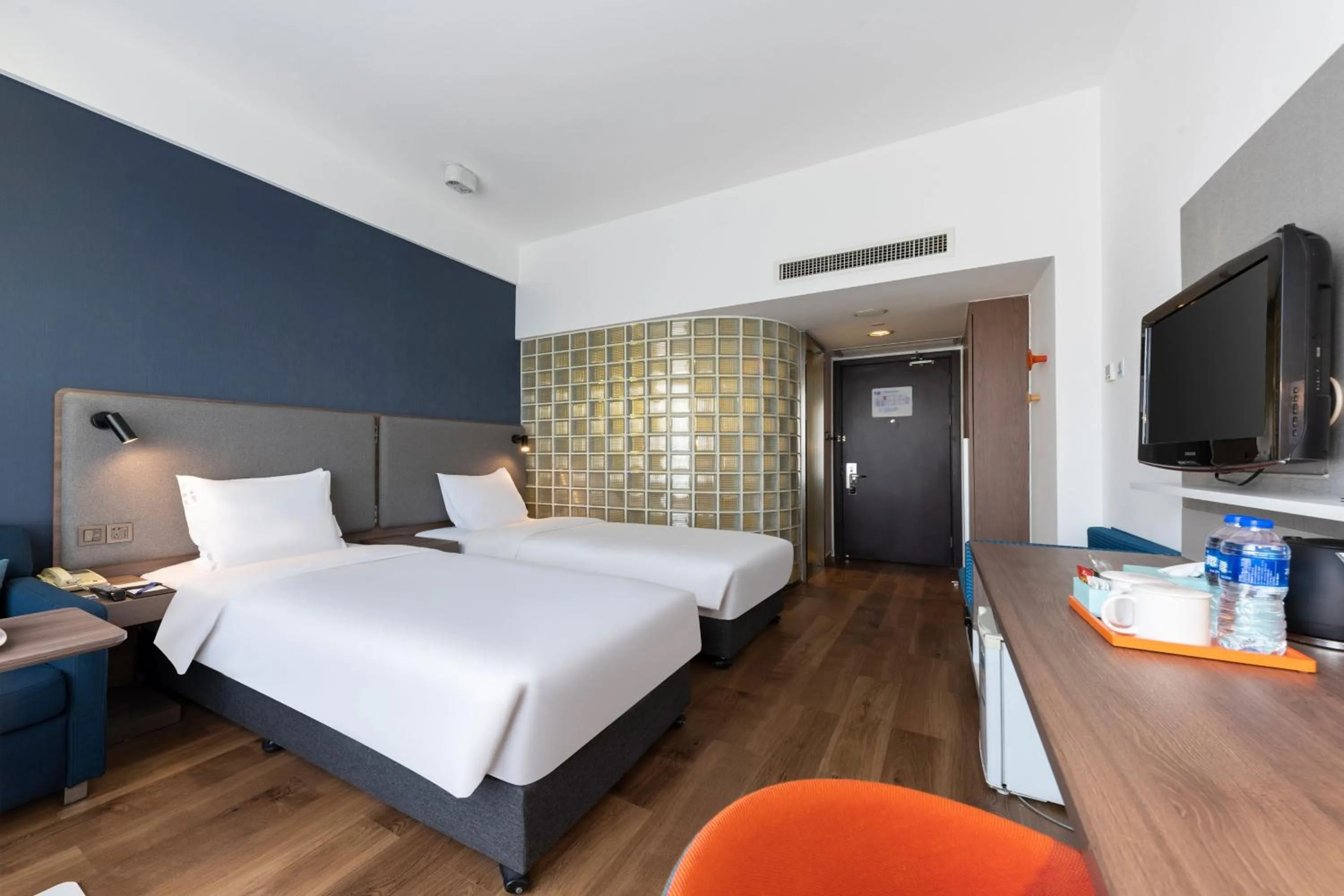 Photo of the whole room, Bed in Holiday Inn Express Suzhou Changjiang by IHG