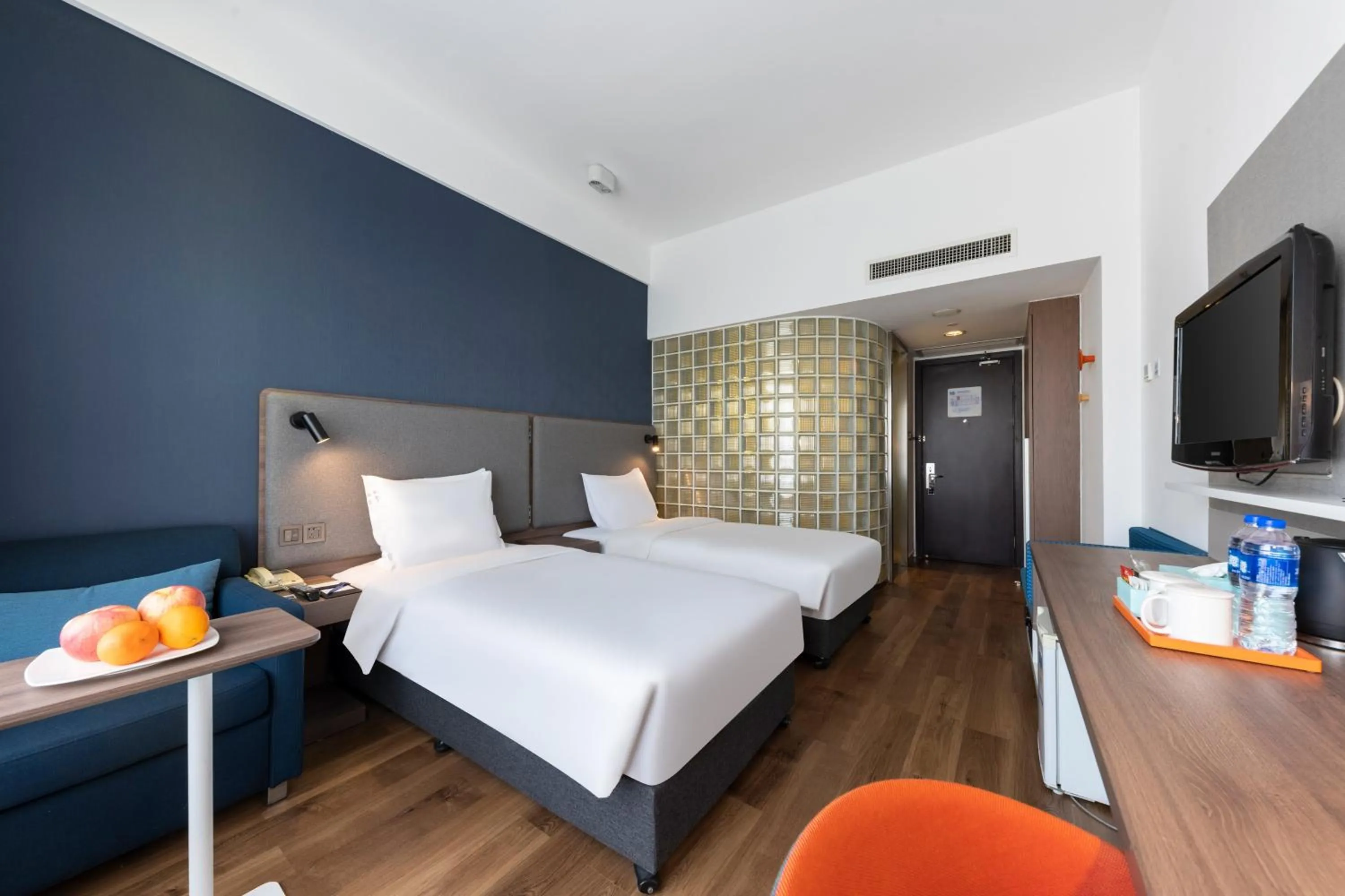 Photo of the whole room, Bed in Holiday Inn Express Suzhou Changjiang by IHG