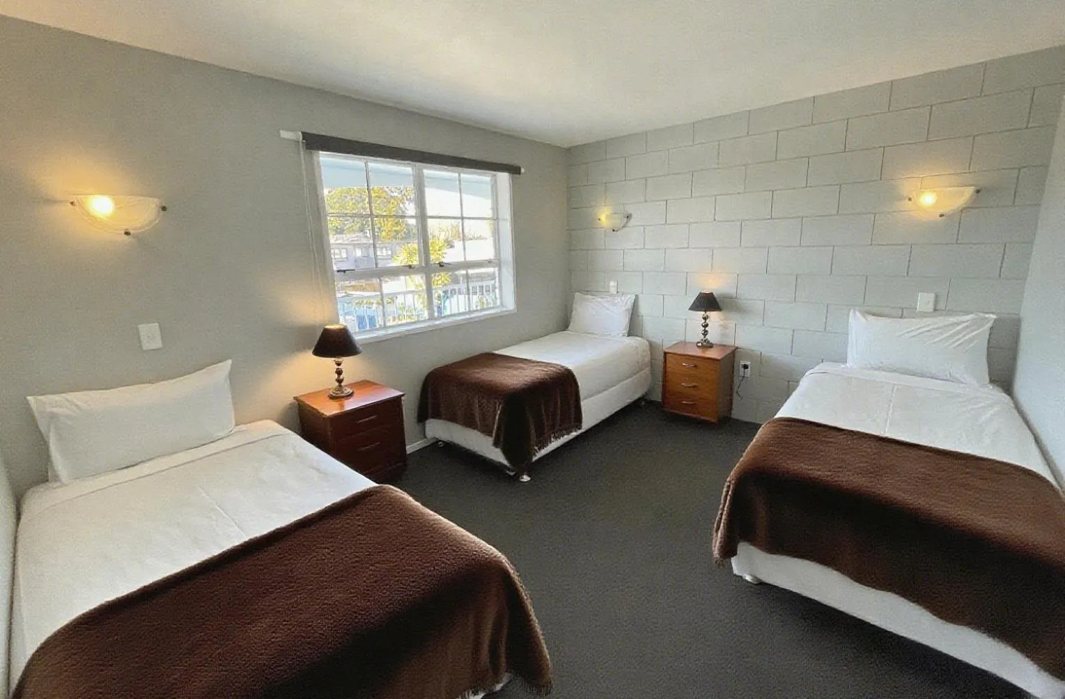 Bed in Boundary Court Motor Inn