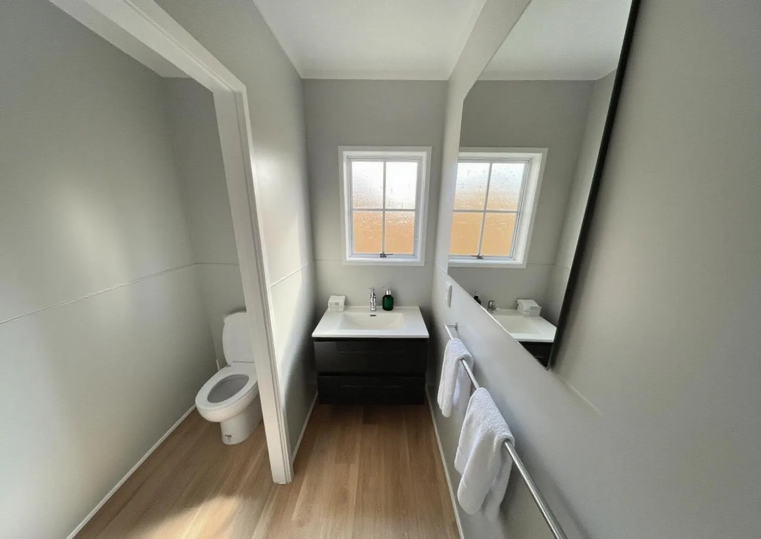 Toilet, Bed in Boundary Court Motor Inn