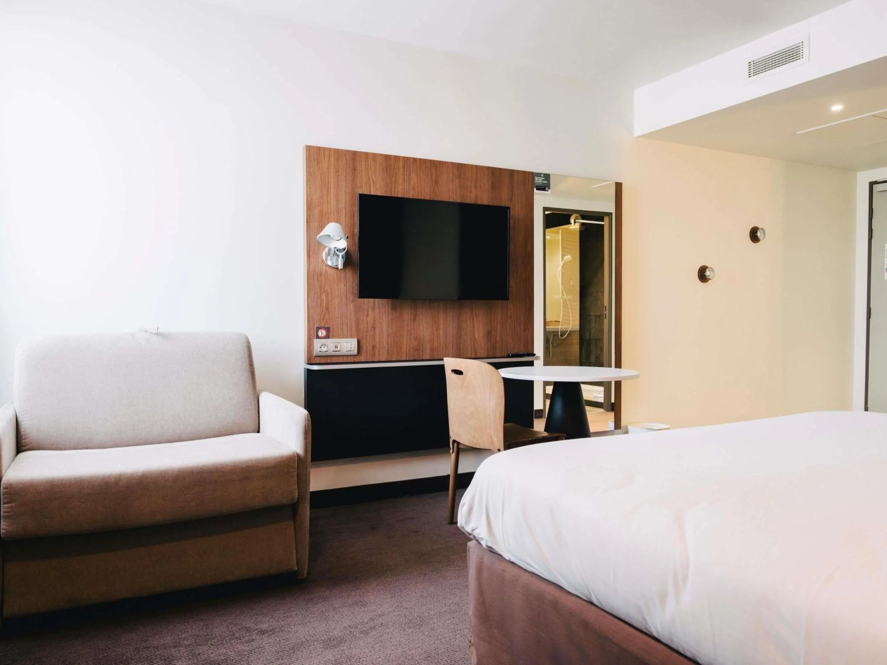Bedroom, Bed in Ibis Rouen Centre Rive Gauche Mermoz