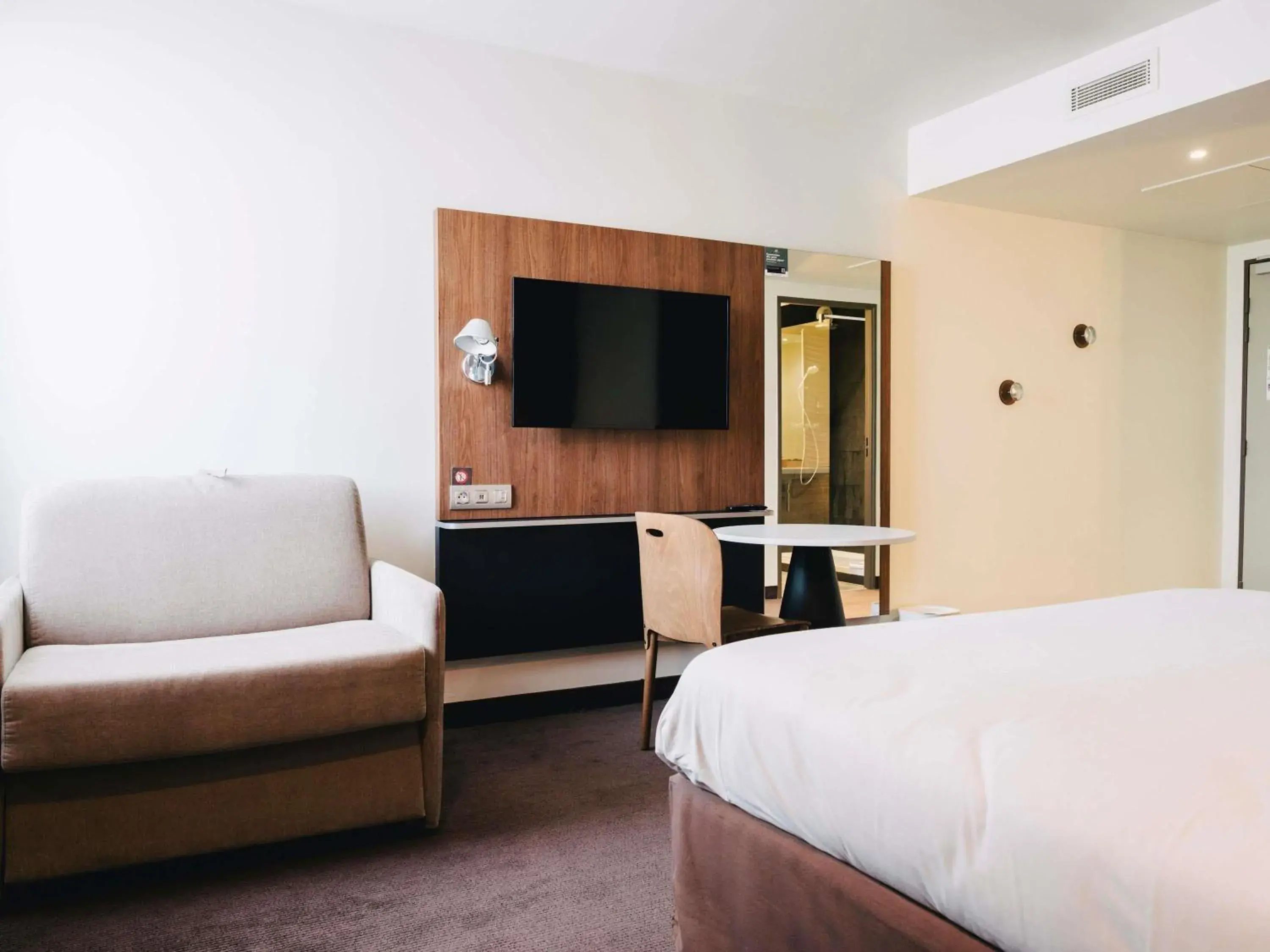 Standard Room with One Double Bed and One Sofa in Ibis Rouen Centre Rive Gauche Mermoz Standard Room with One Double Bed and One Sofa in Ibis Rouen Centre Rive Gauche Mermoz