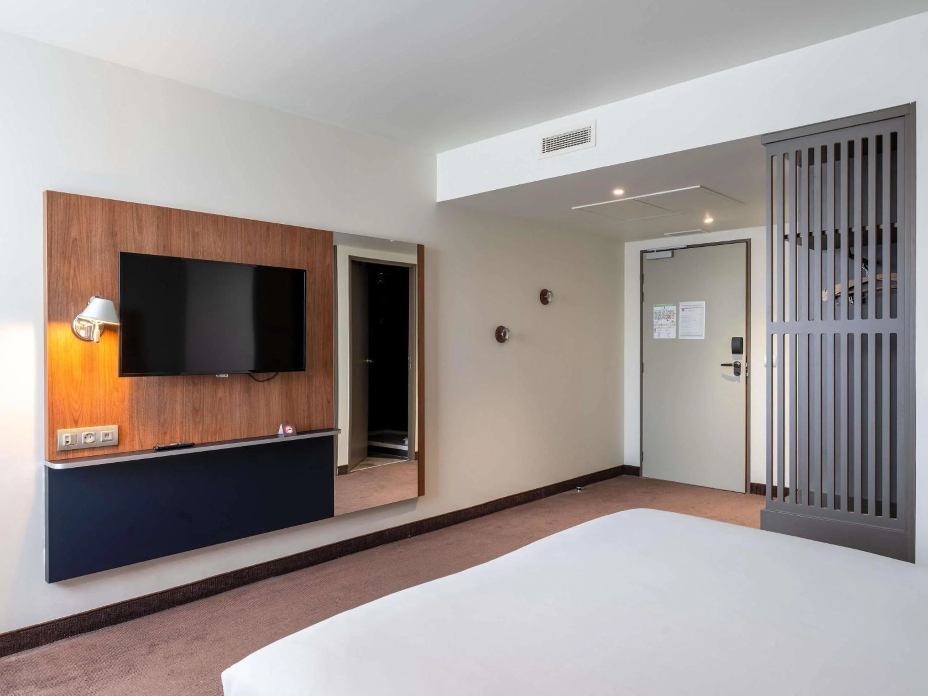 Bedroom, Bed in Ibis Rouen Centre Rive Gauche Mermoz