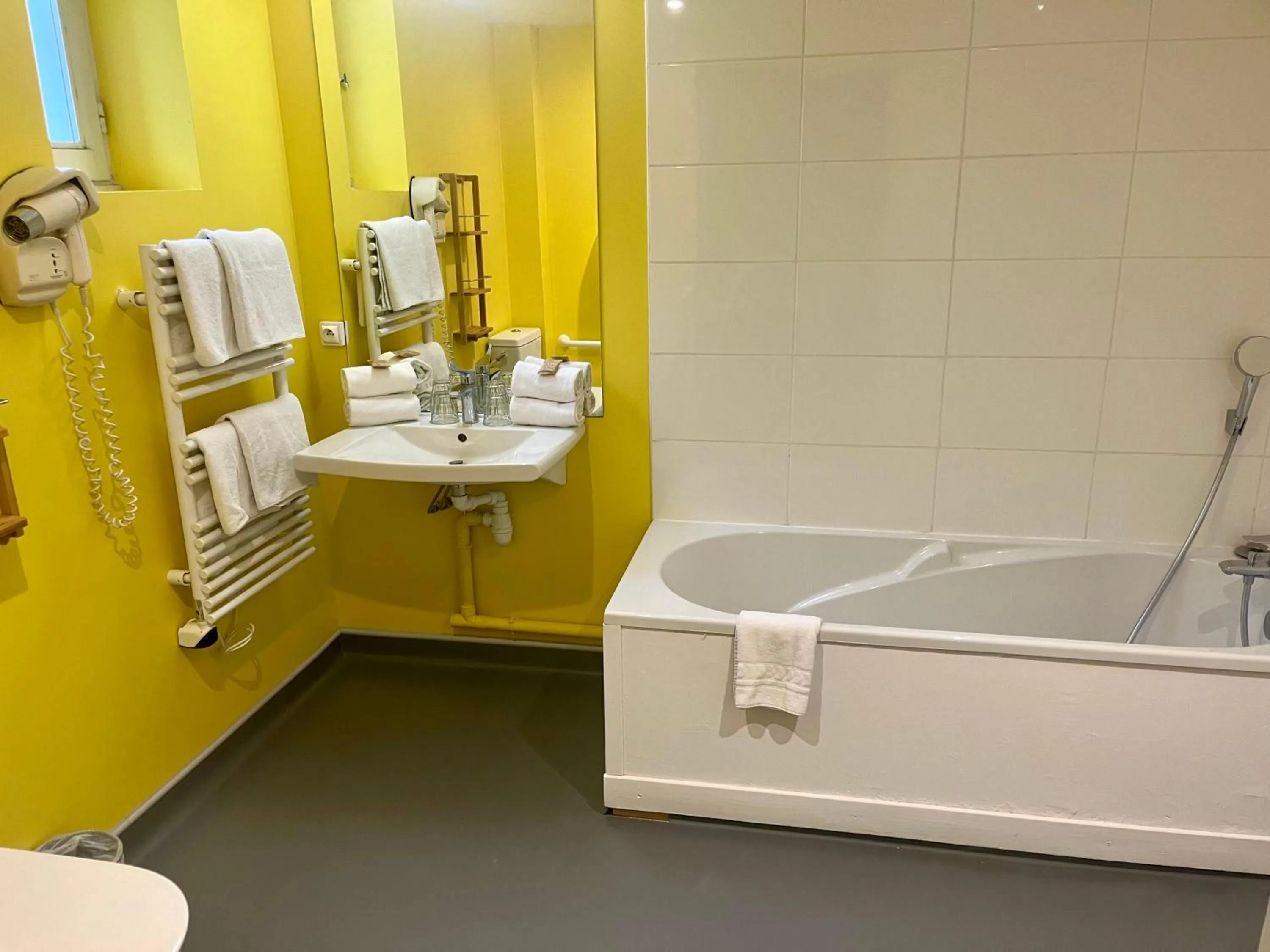 Shower in Hotel Restaurant Le Clos