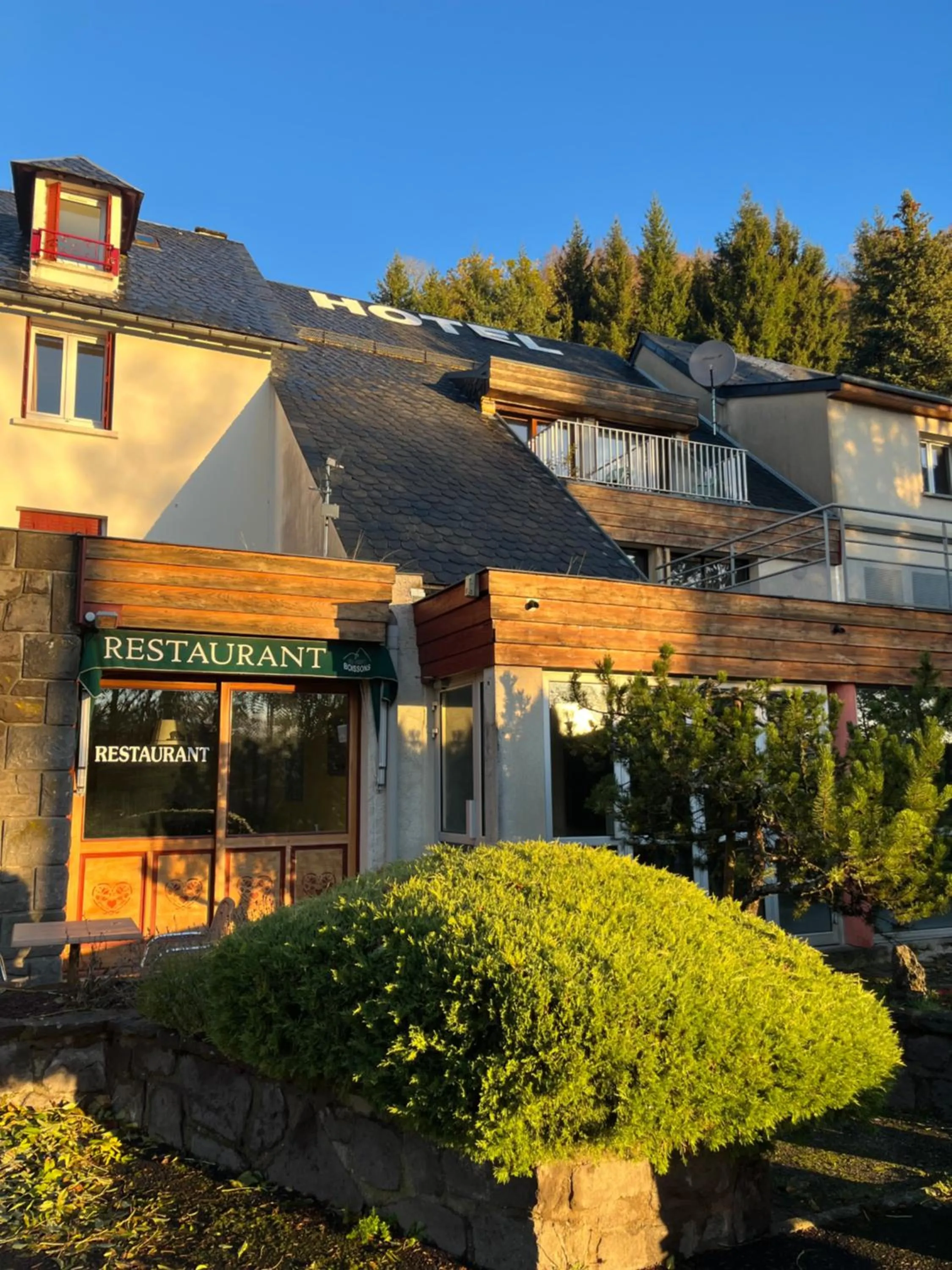 Property building in Hotel Restaurant Le Clos